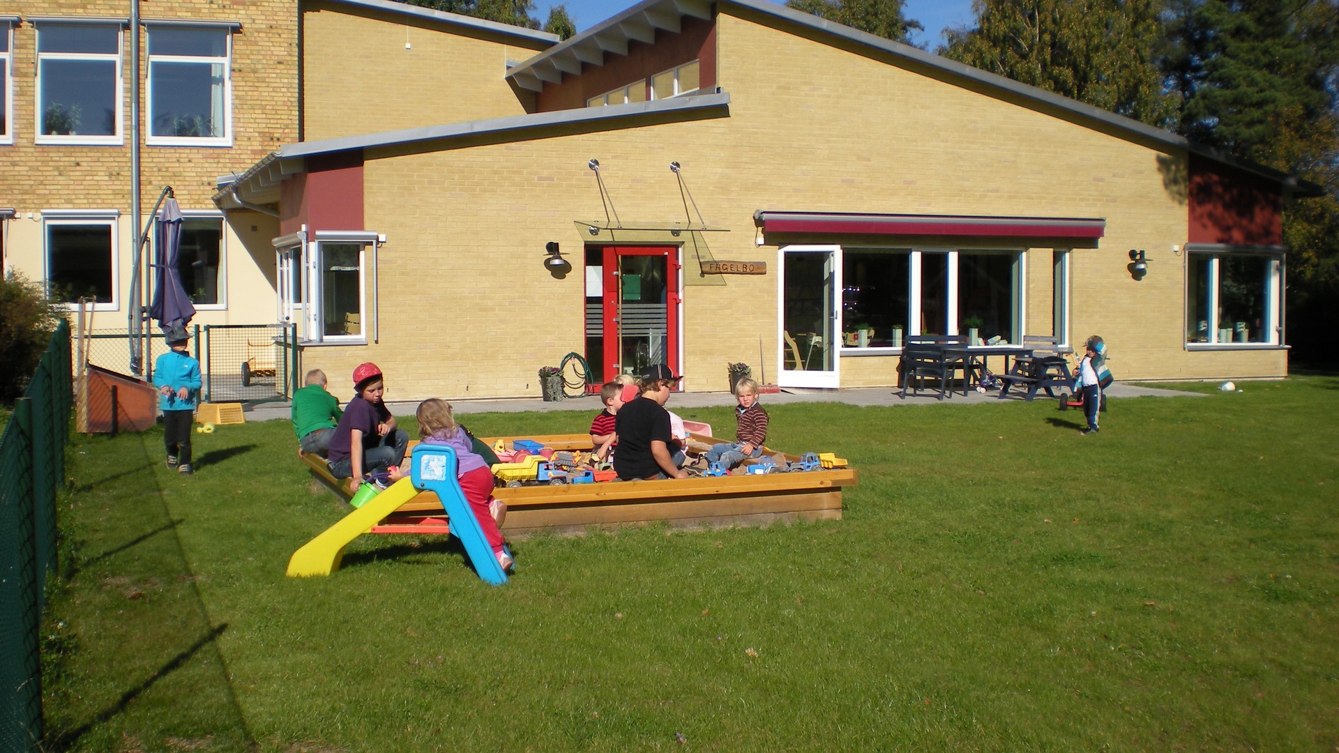 Barn leker på Fågelbo förskola.