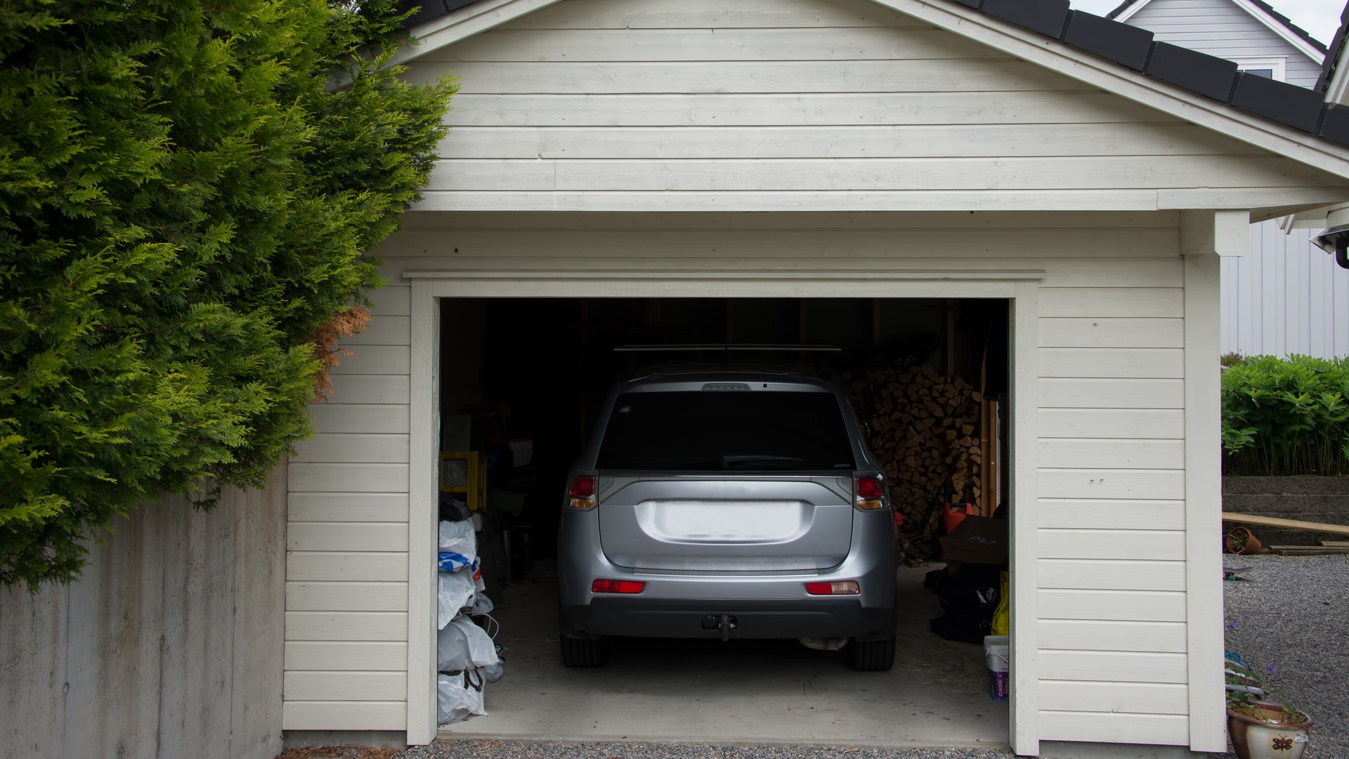 Ett litet garage där en bil står parkerad.