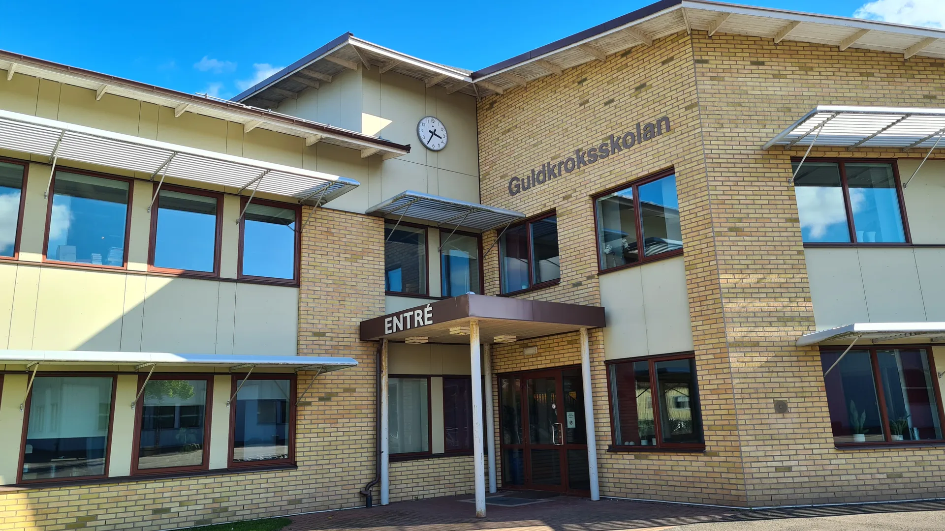 Exteriör huvudentrén f-huset på Guldkroksskolan.