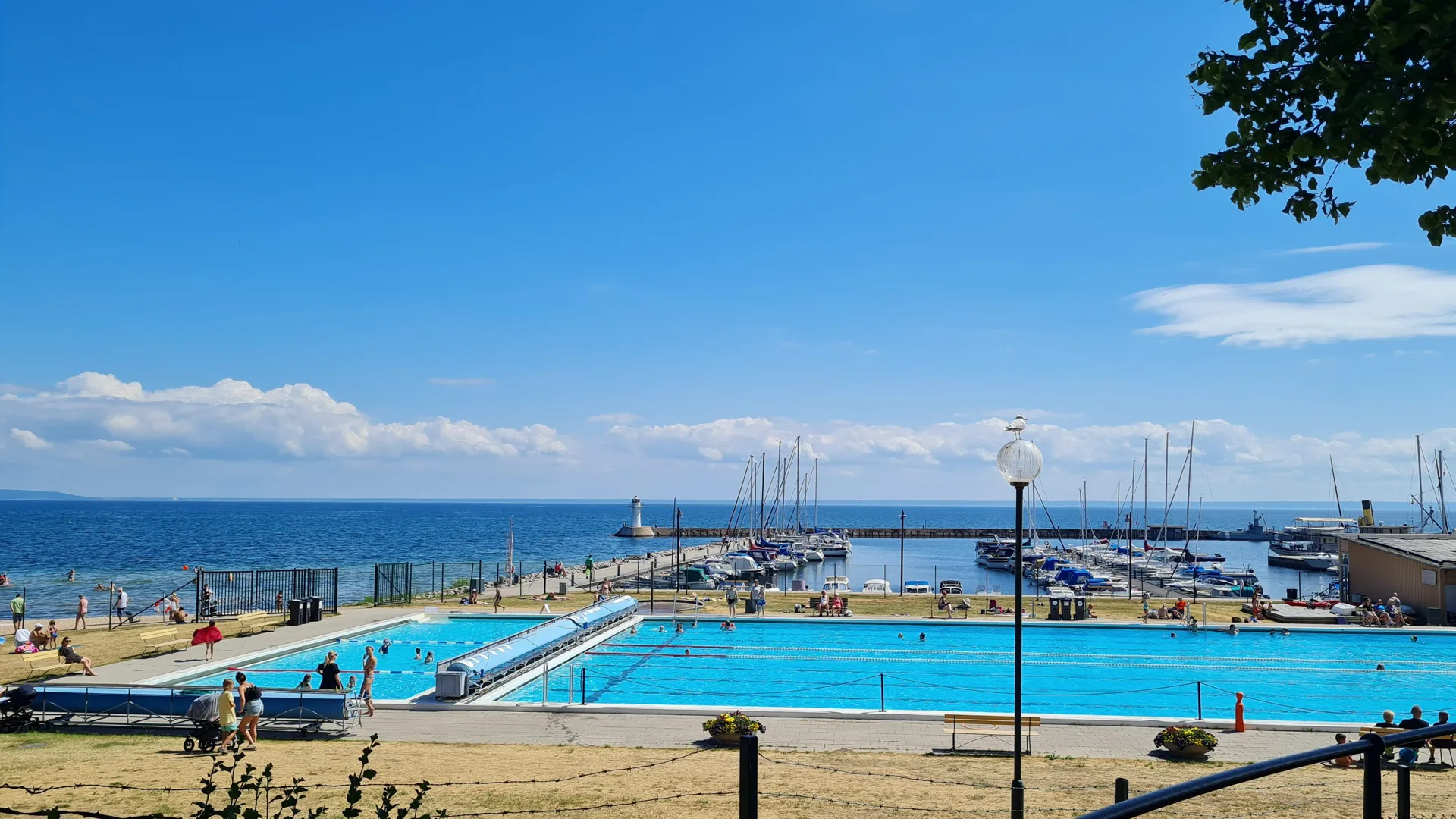 Guldkroksbadet en solig dag med Vättern i bakgrunden