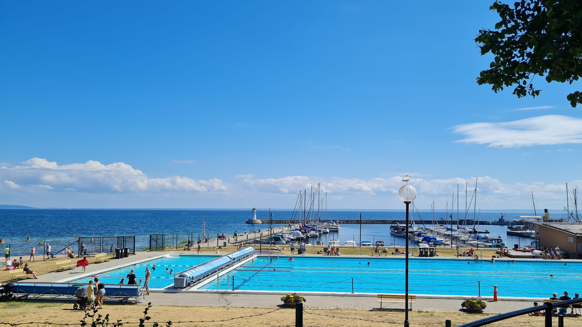 Guldkroksbadet en solig dag med Vättern i bakgrunden