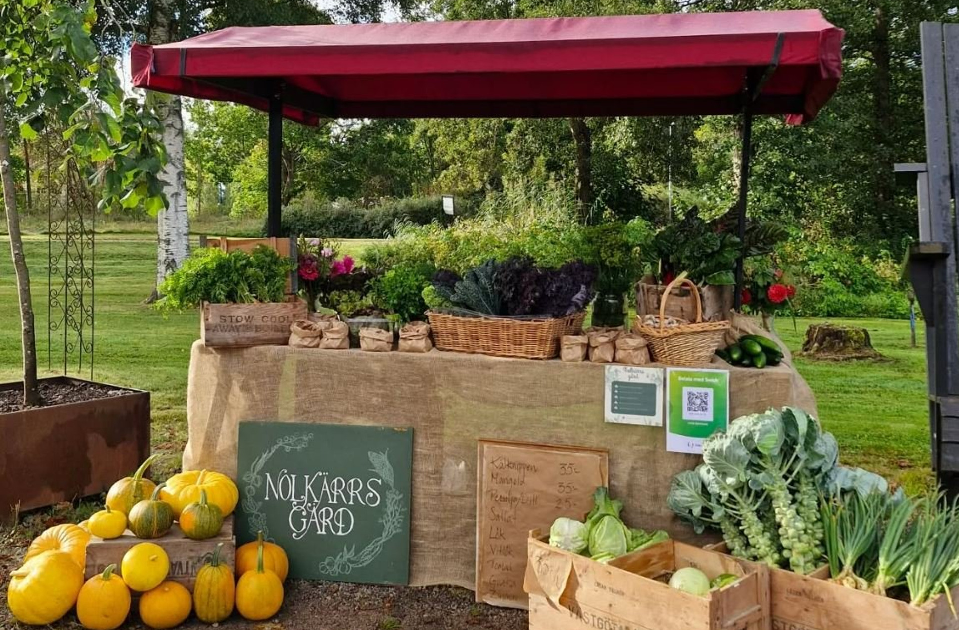 Bild på marknadsstånd med frukt och grönsaker från Nolkärrs Gård.