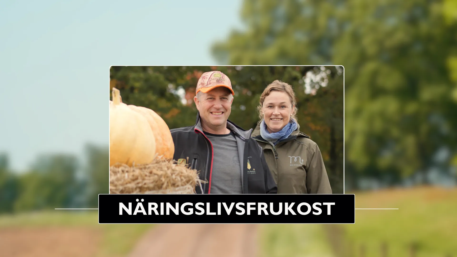 En man och en kvinna som står bredvid varandra.