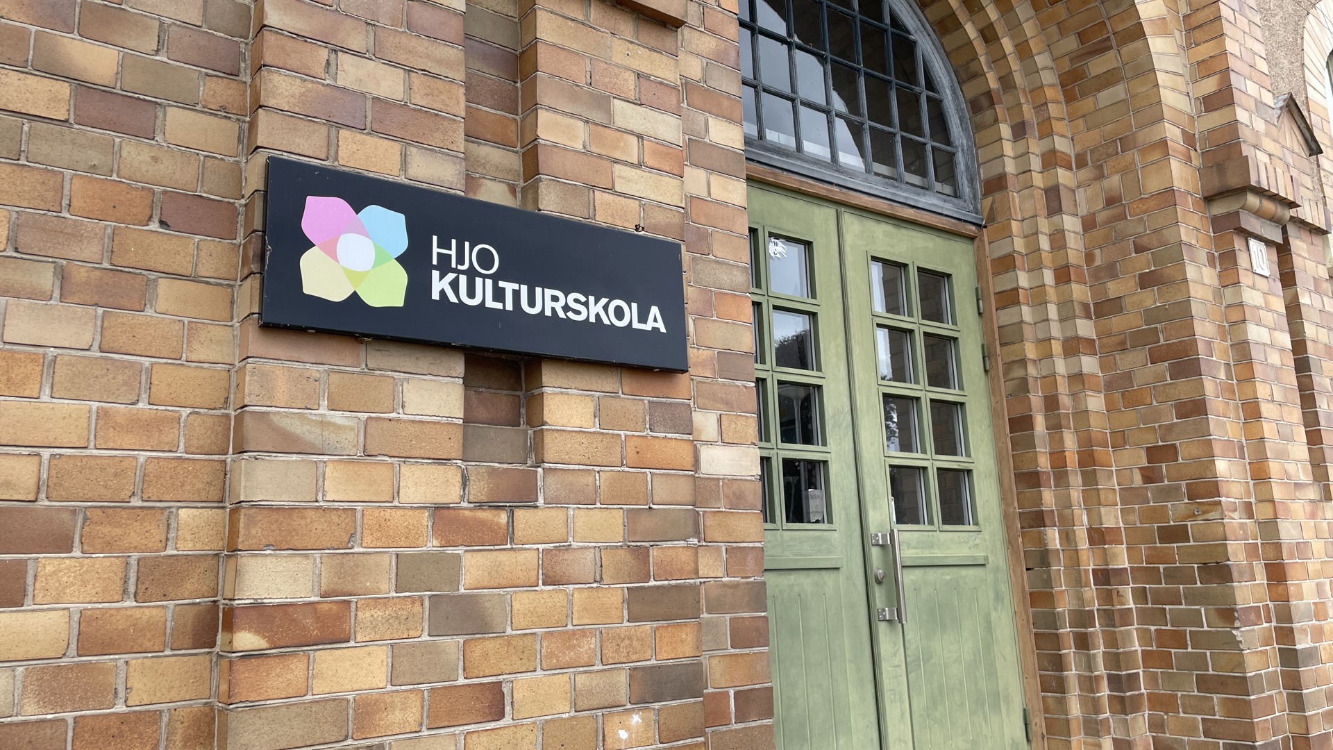 Entré till Kulturskolan med deras skylt utanför.