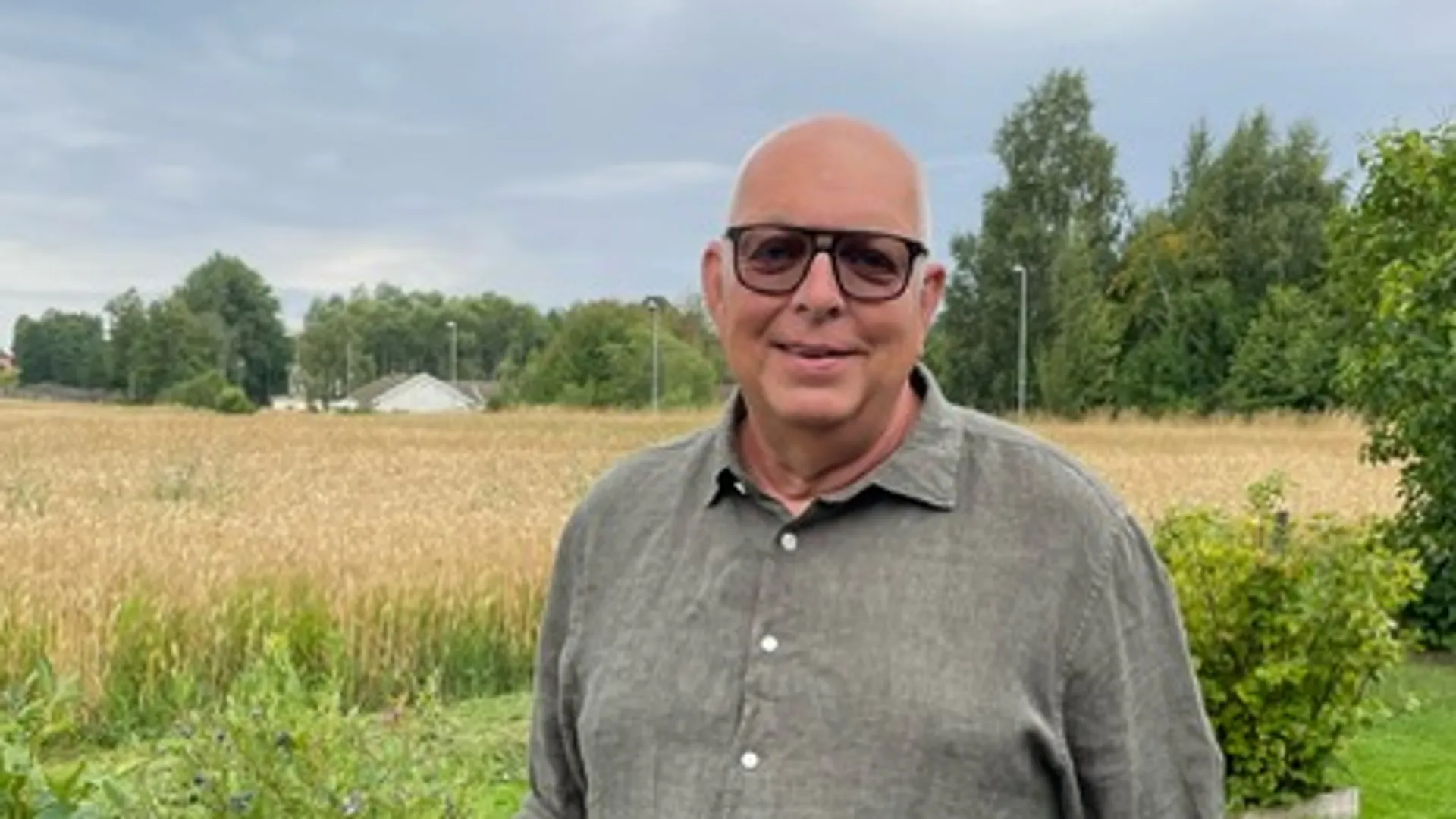 Portsättbild av Peter Ahlgren framför ett fält.