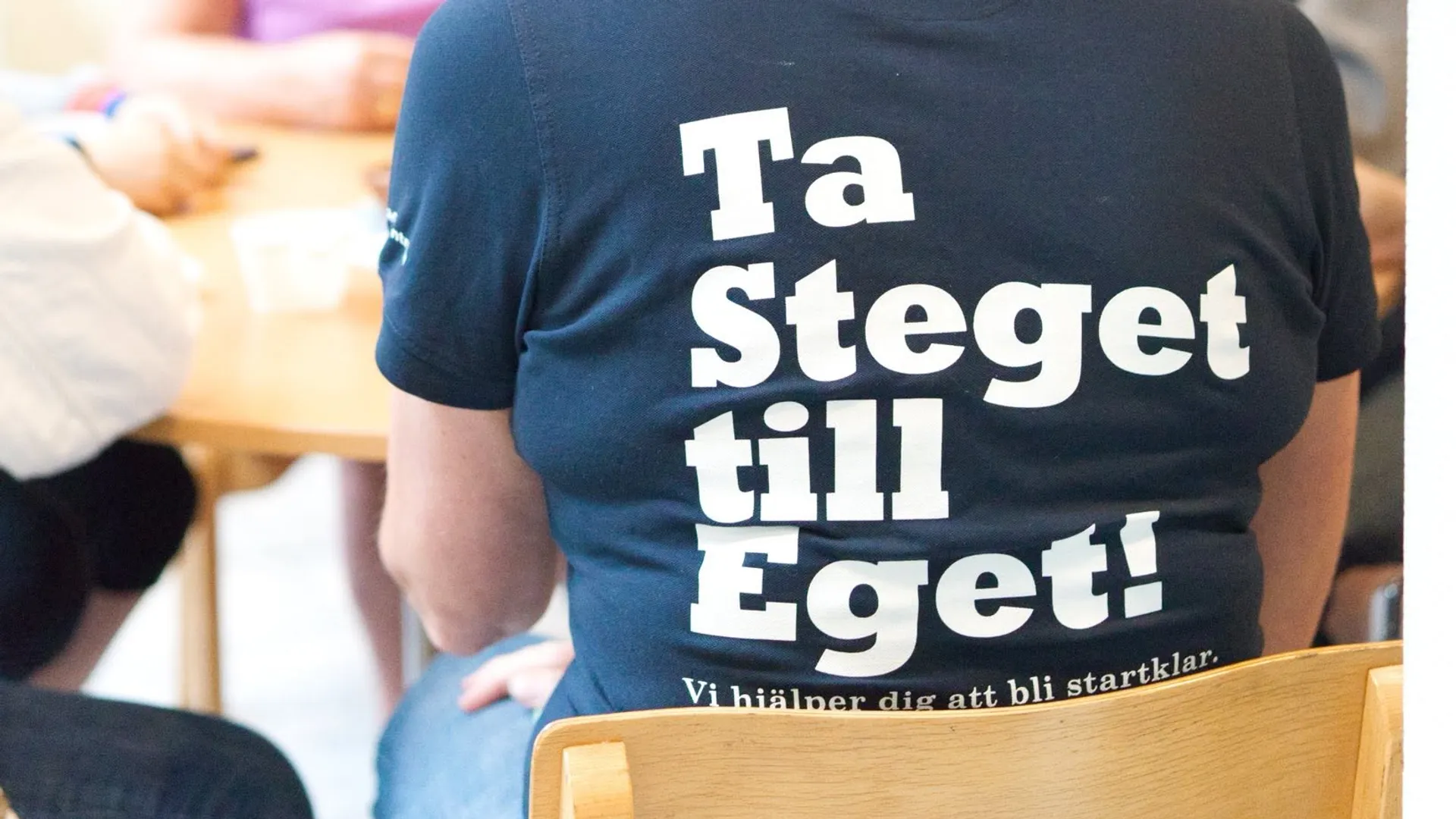 En grupp människor som sitter runt ett bord.