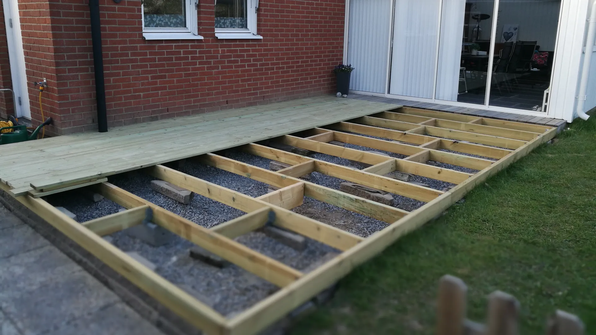 En altan som håller på att byggas utanför en villa.