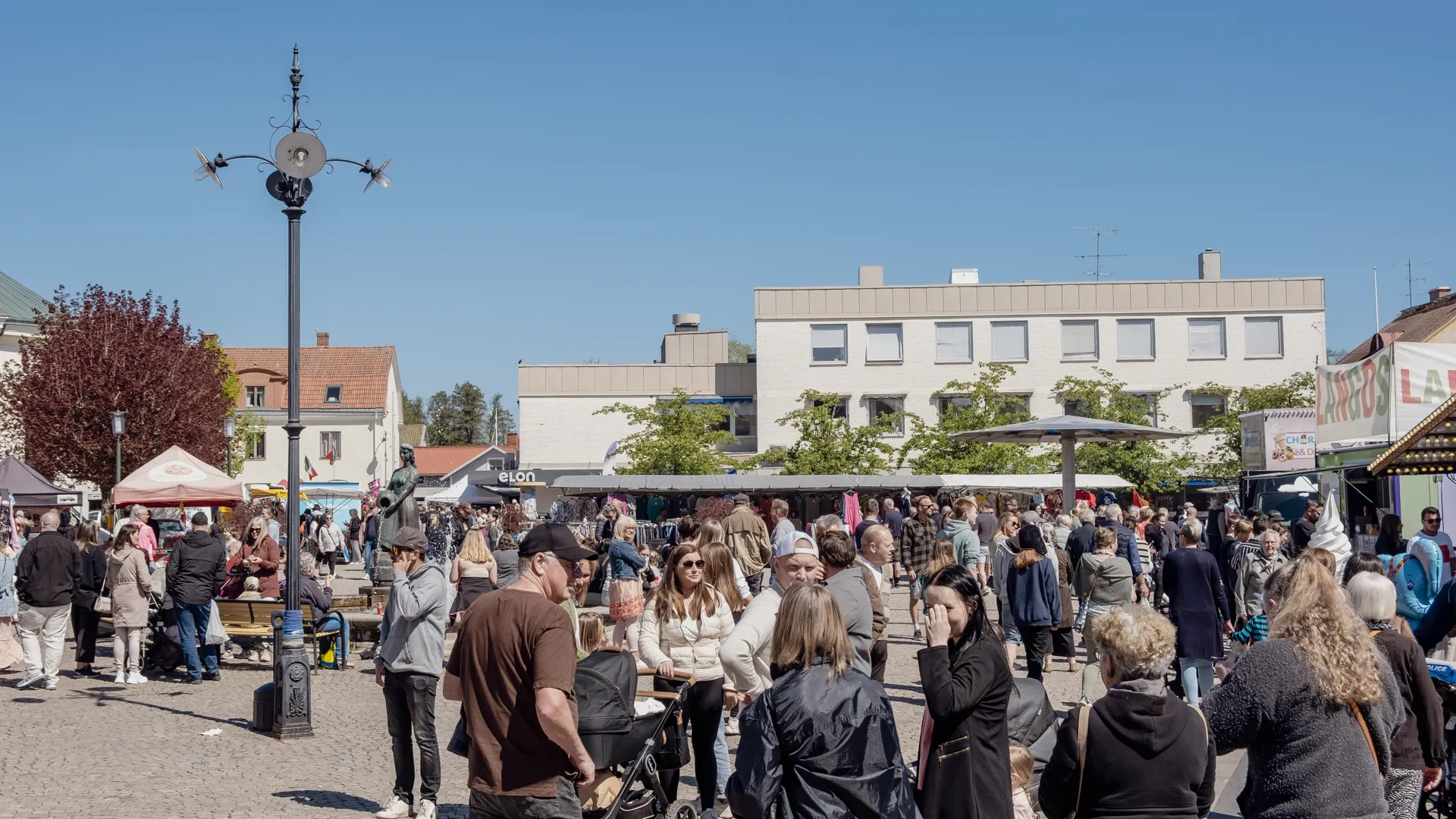 Folkmyller på torget under Grönköpings marknad.