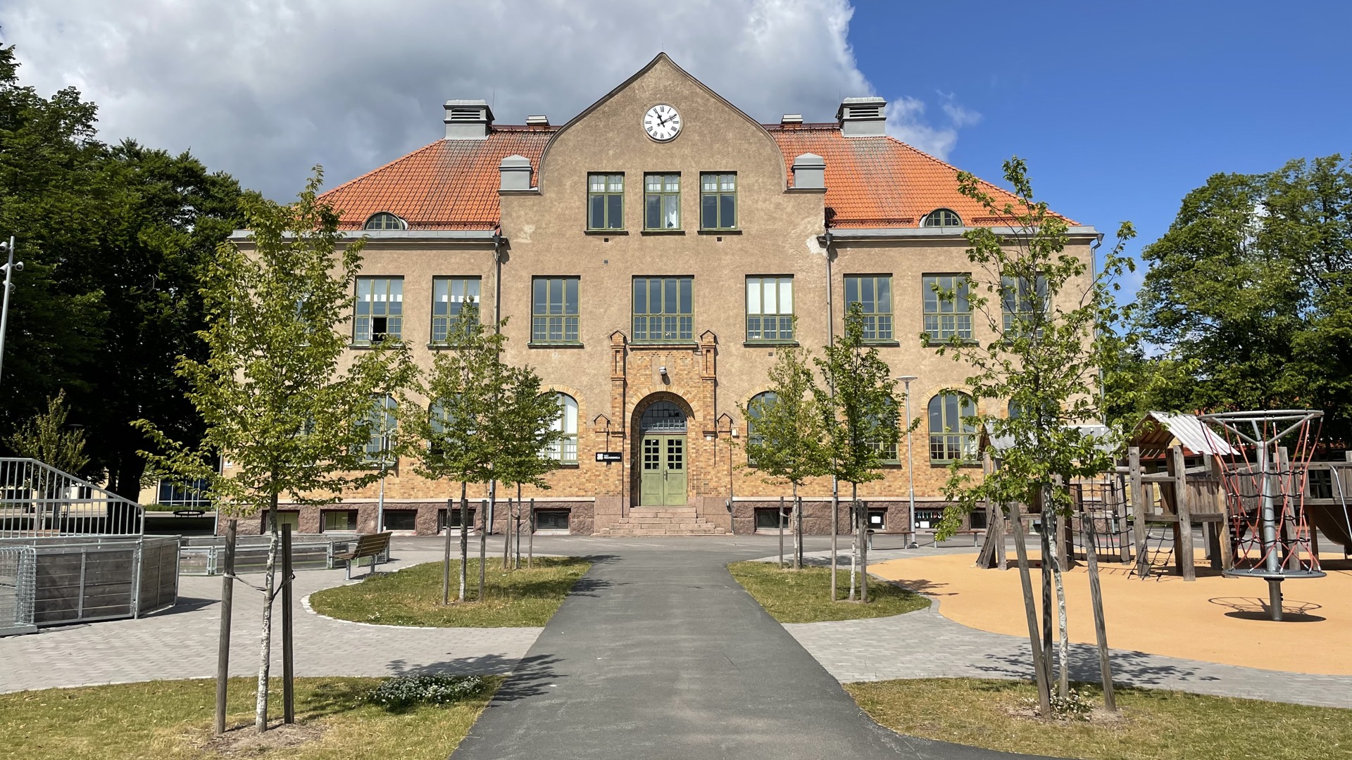 A-huset på Guldkroksskolan med skolgården i förgrunden. 