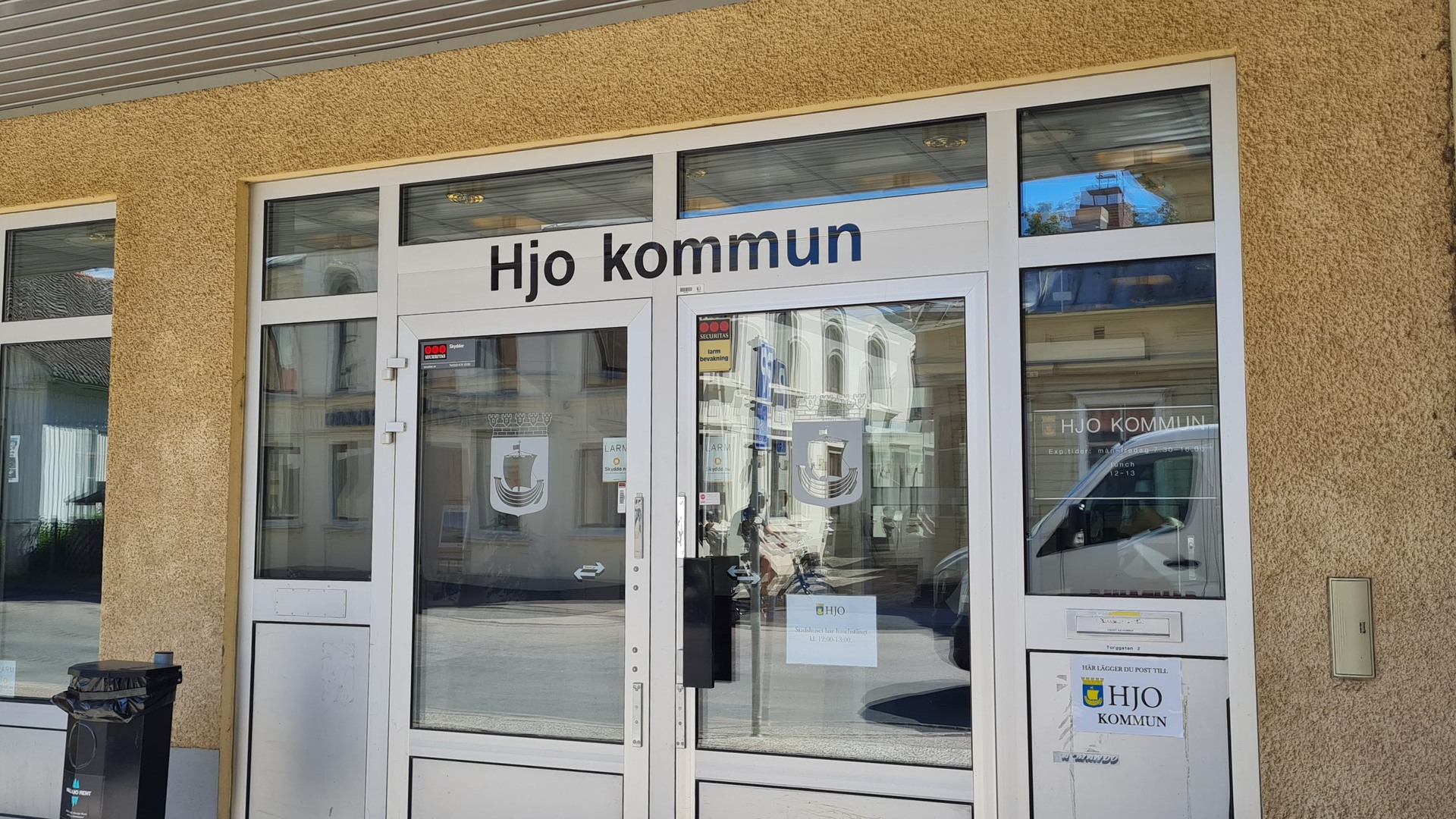 Entrédörren till Hjo kommuns stadshus.