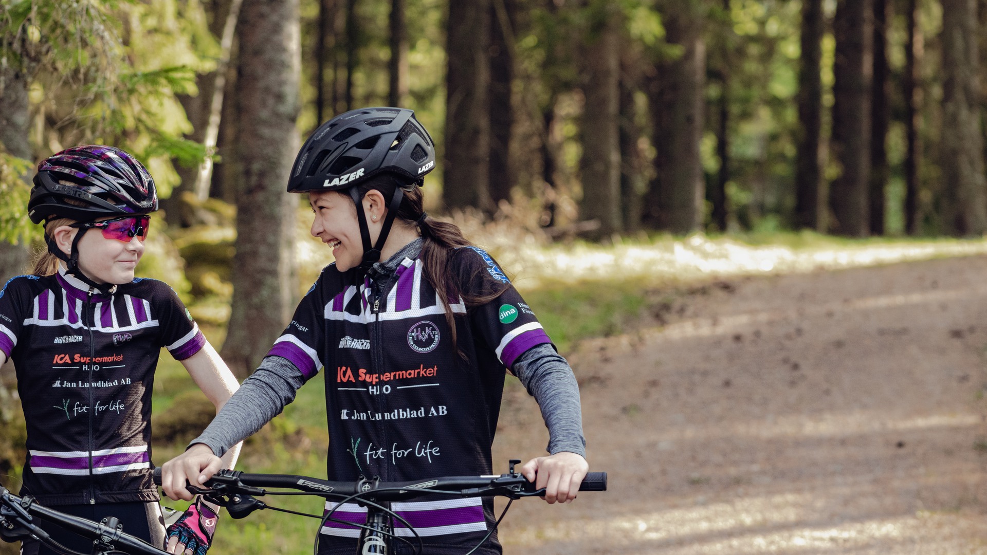 Två barn cyklar mountainbike i Högaliden.