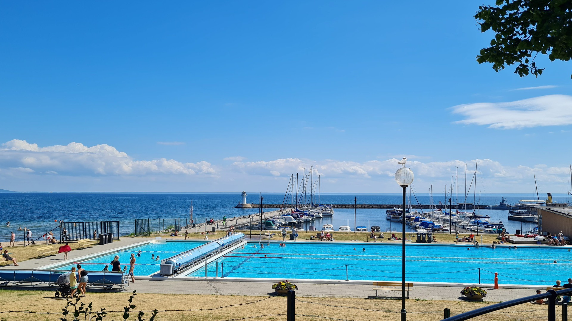 Guldkroksbadet en solig dag med Vättern i bakgrunden