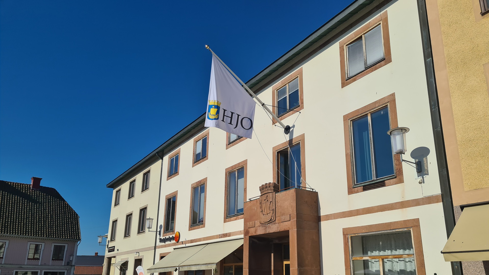 Exteriör på stadshuset i Hjo, sett från torget.