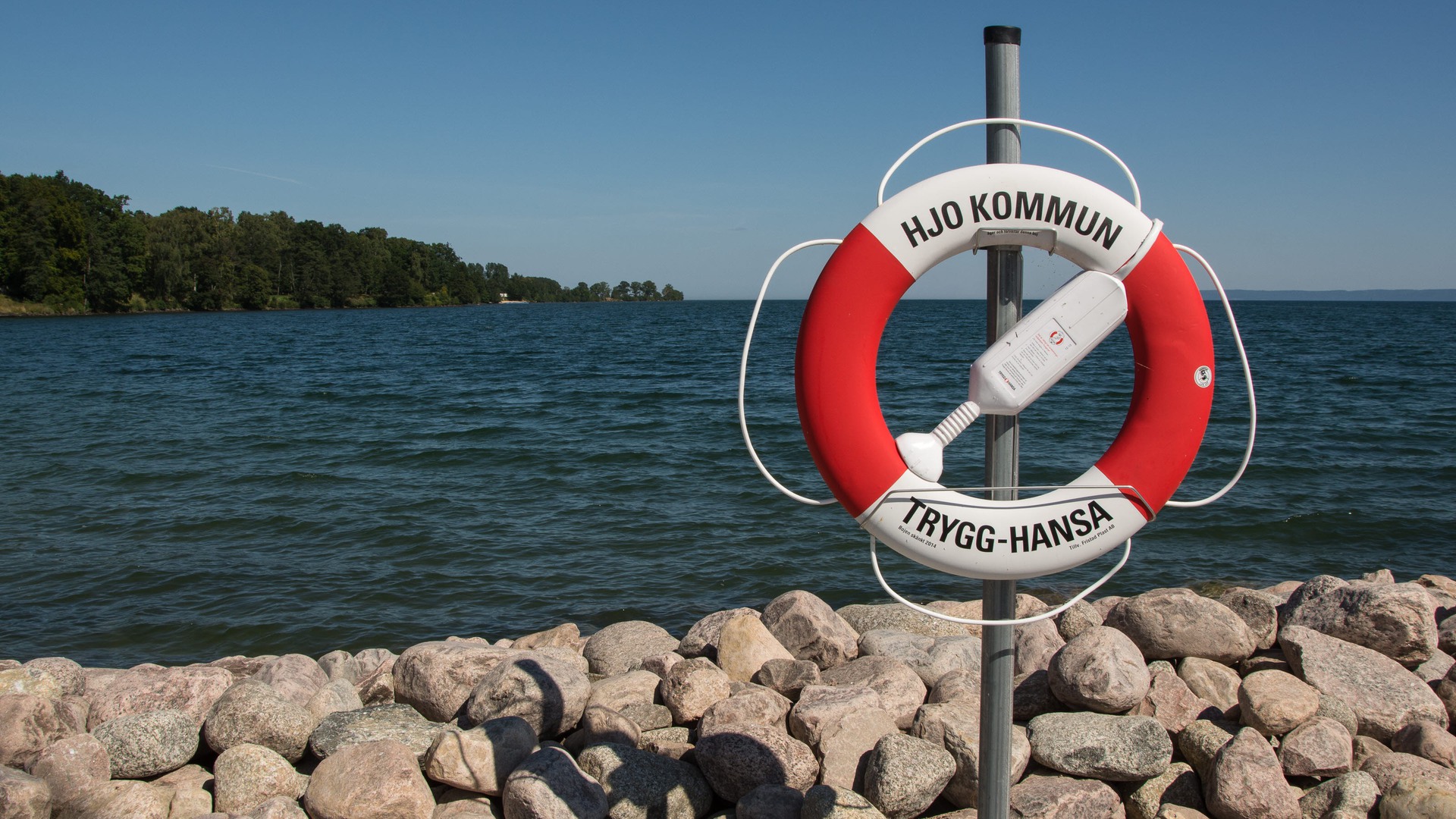 En livboj i hamnen i Hjo. Vättern i bakgrunden.