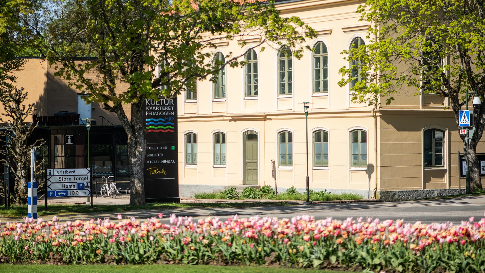 Exteriör Samskolan och Kulturkvateret, med tulpanrabatt i förgrunden.
