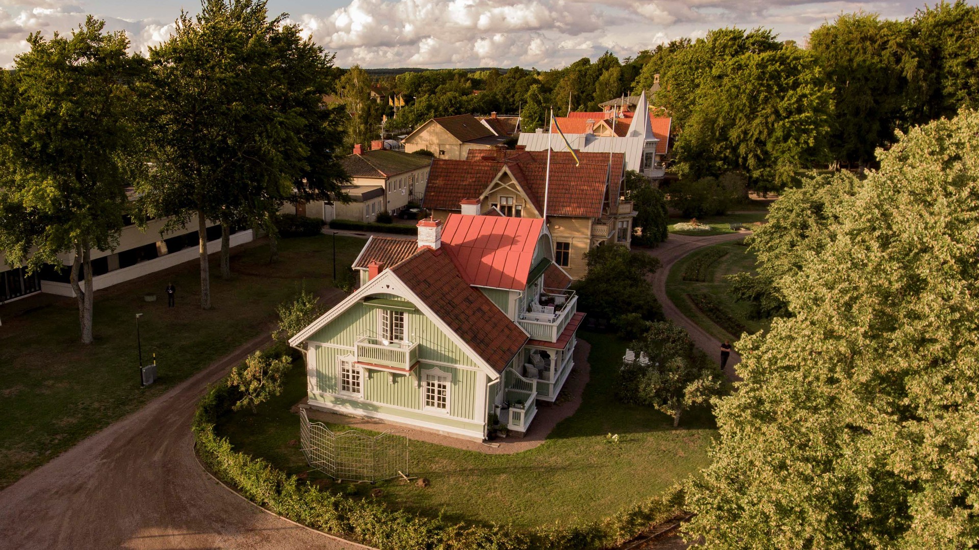 Flygbild på trävillor i kvällssol.