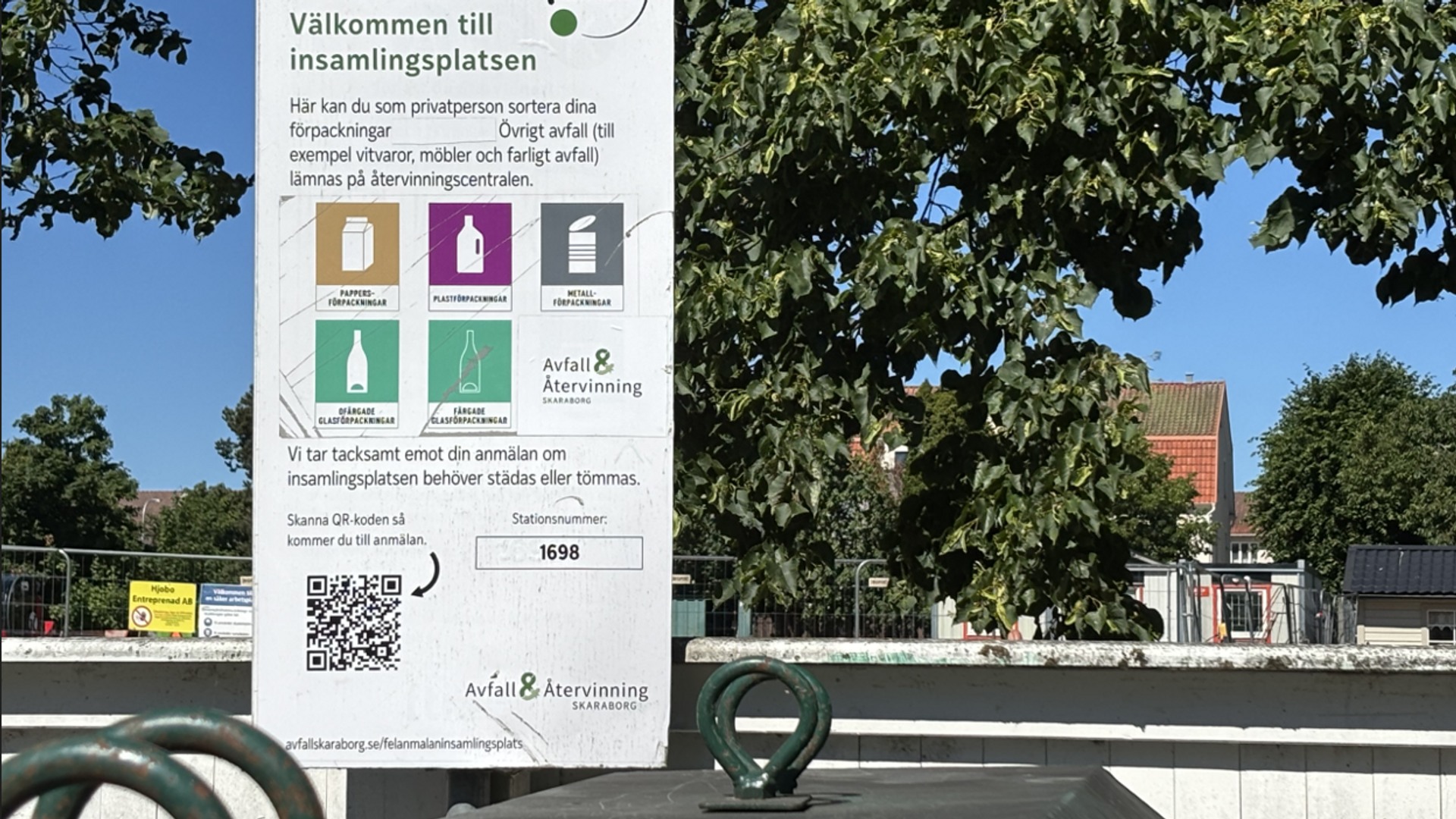 Informationsskylt på en återvinningsstation i Hjo.