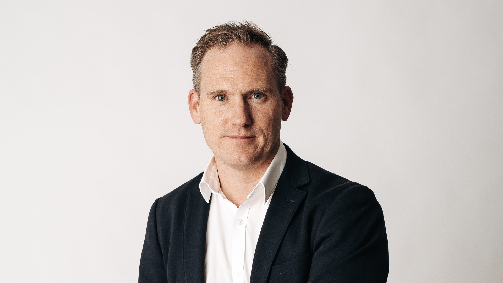 Christian sitter på en stol