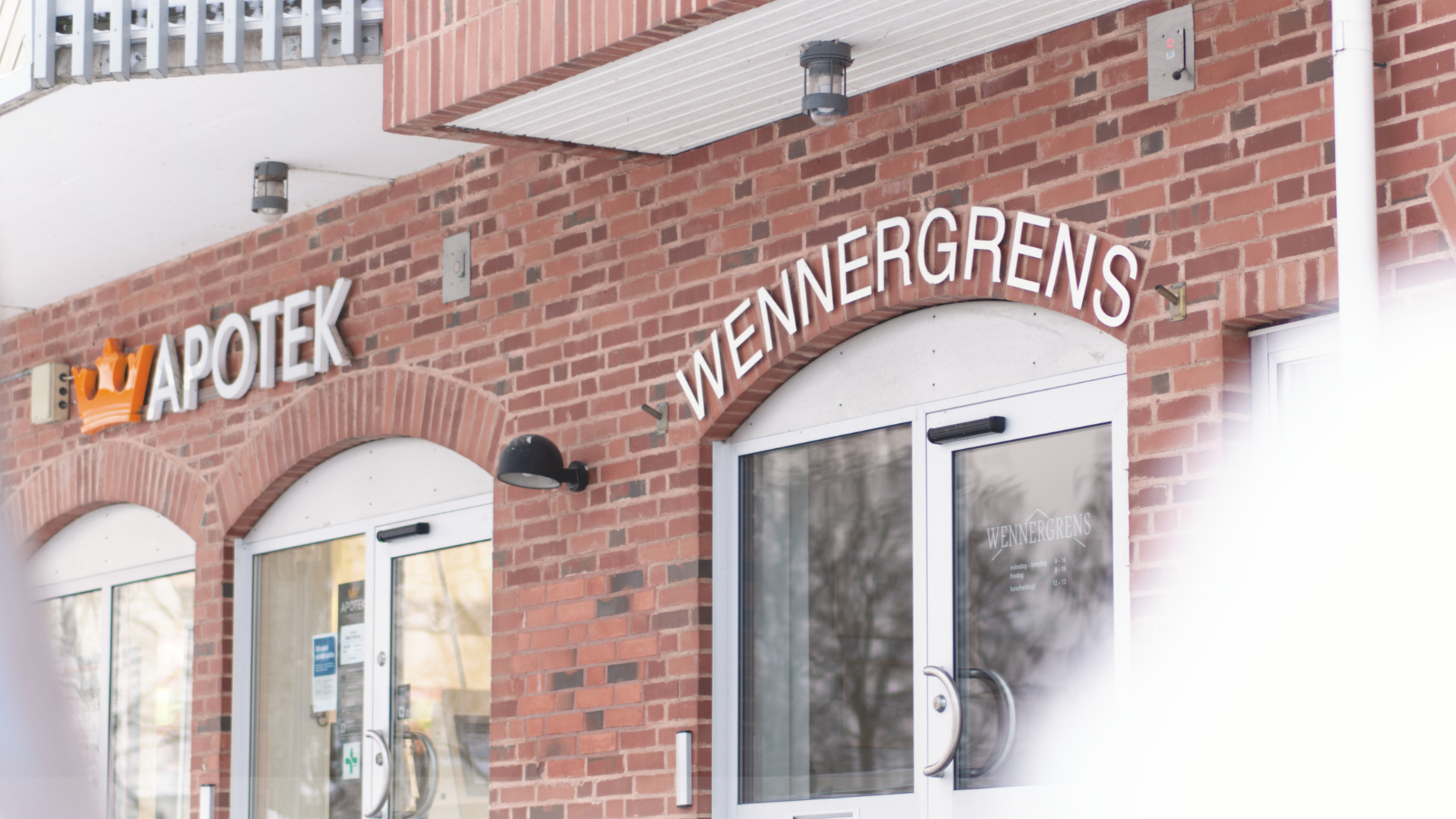 Fasaden och ingång till apoteket och wennergrens