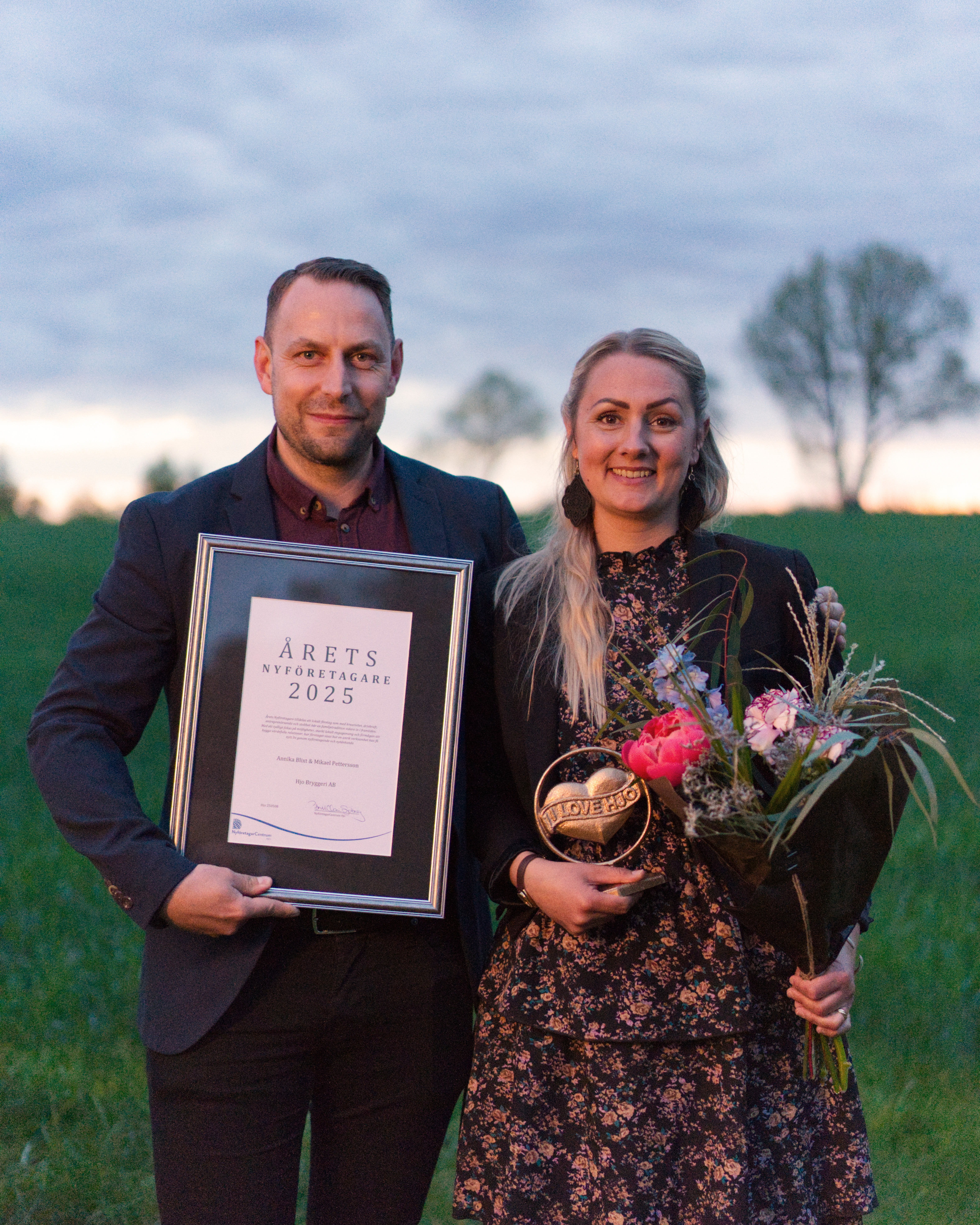 Mikael Pettersson och Annika Blixt från Hjo bryggeri som står bredvid varandra och håller i sitt pris på näringslivsgalan.