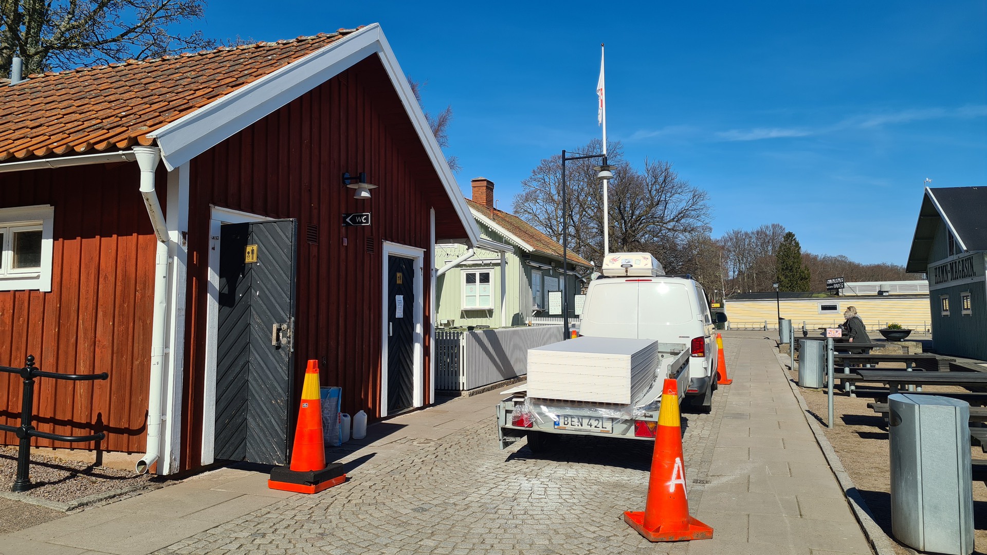 Offentliga toaletter i Hjo hamn, exteriör.