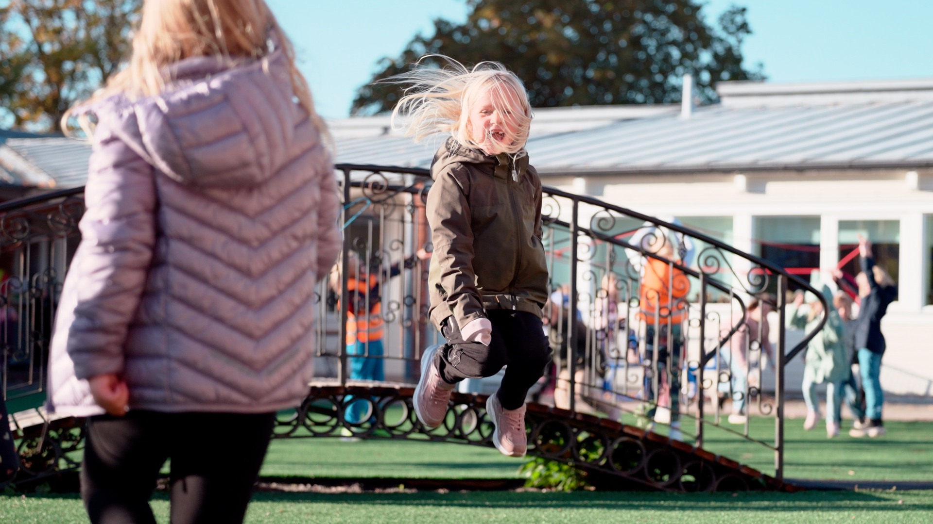 Två elever hoppar hopprep på rasten på Korsberga skola.