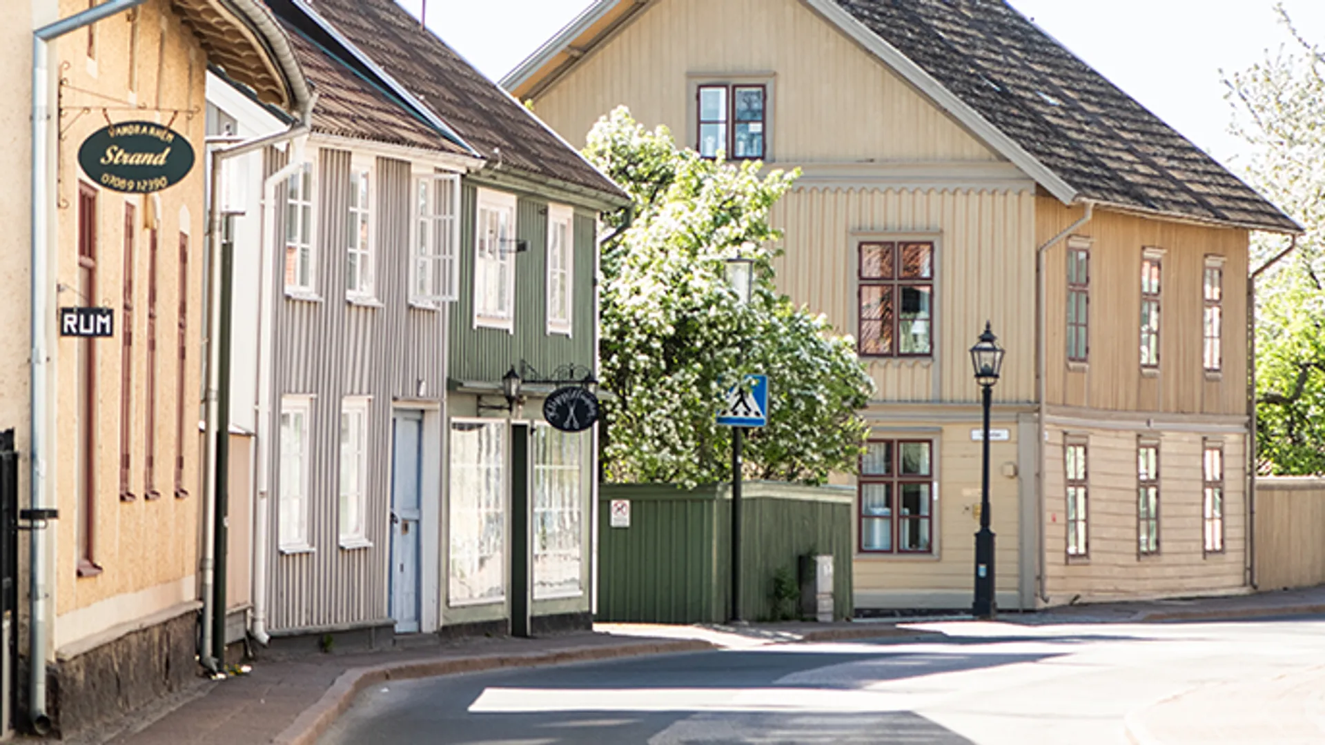 Träfasader längs Långgatan. 