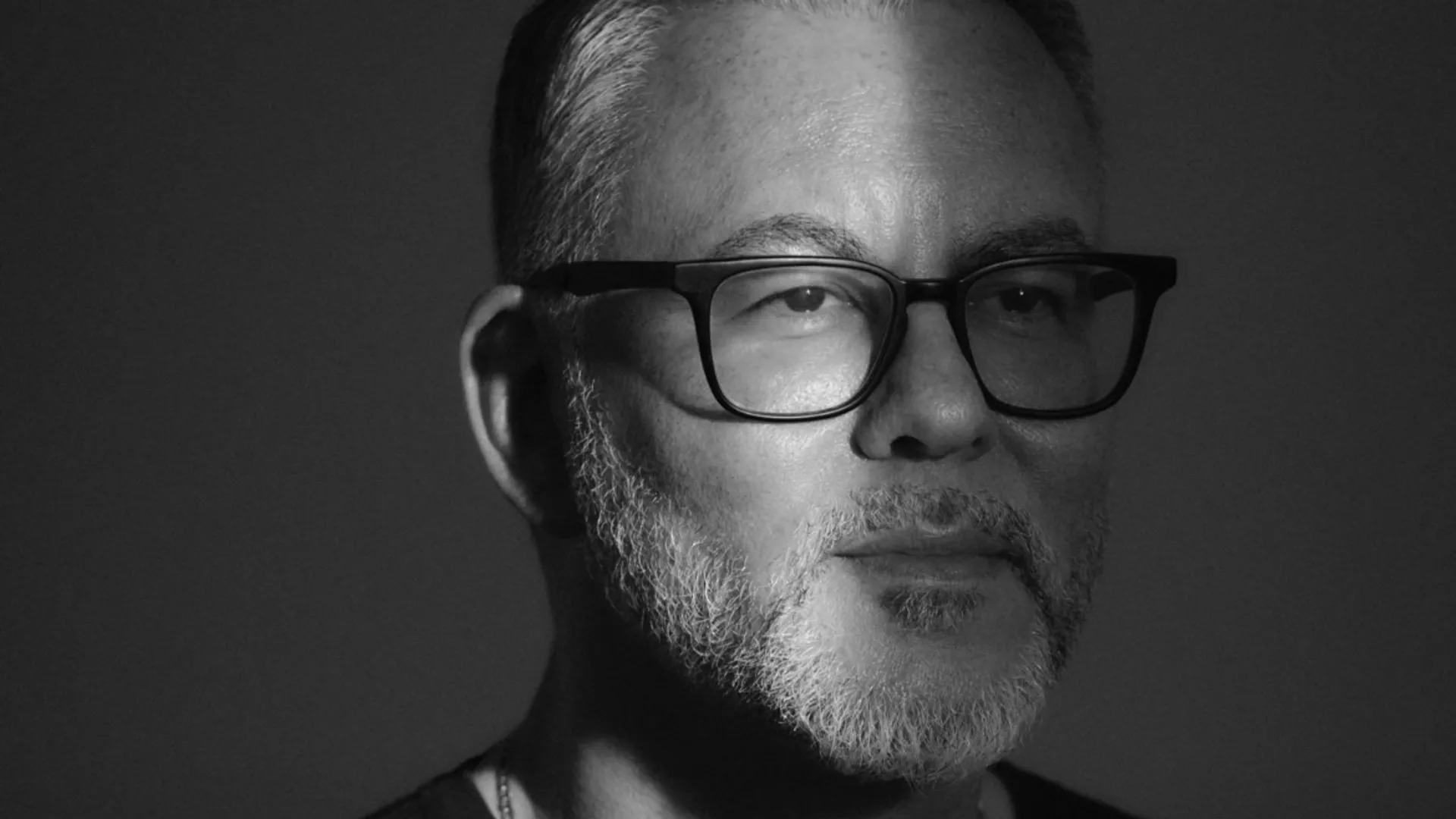 Porträtt i svartvitt på Riki Dackén