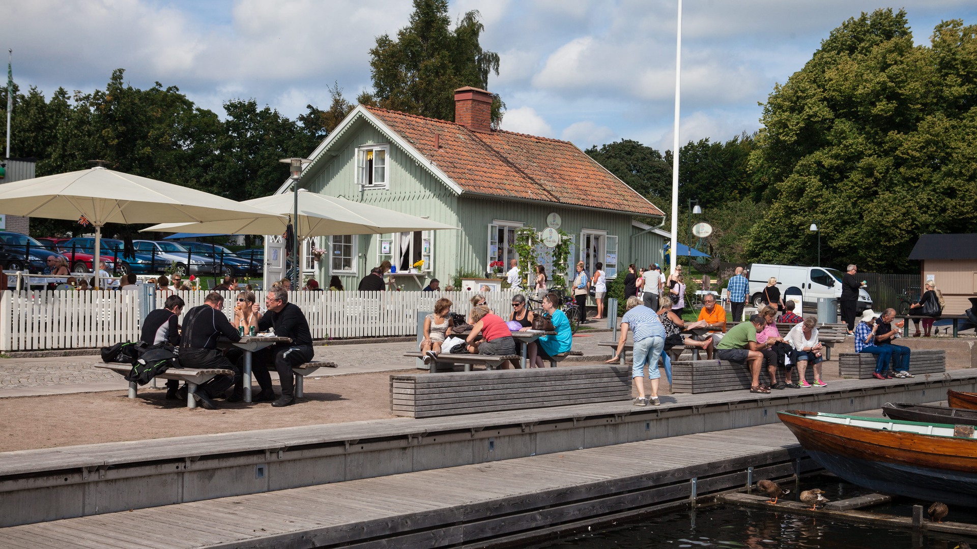 Människor äter glass utanför Moster Elins i hamnen.