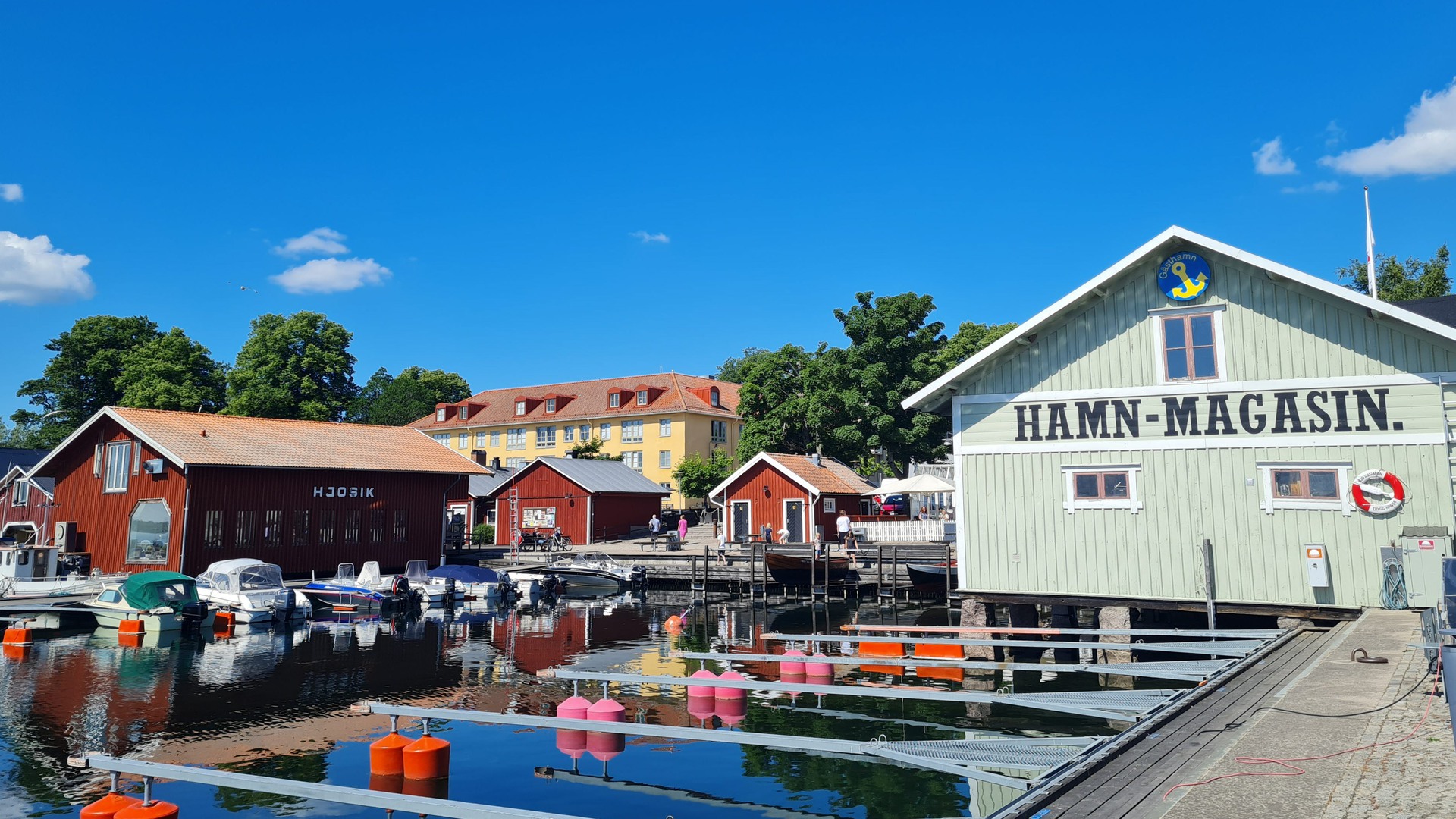 Hamnen med Hamnmagasinet och röda byggnader.