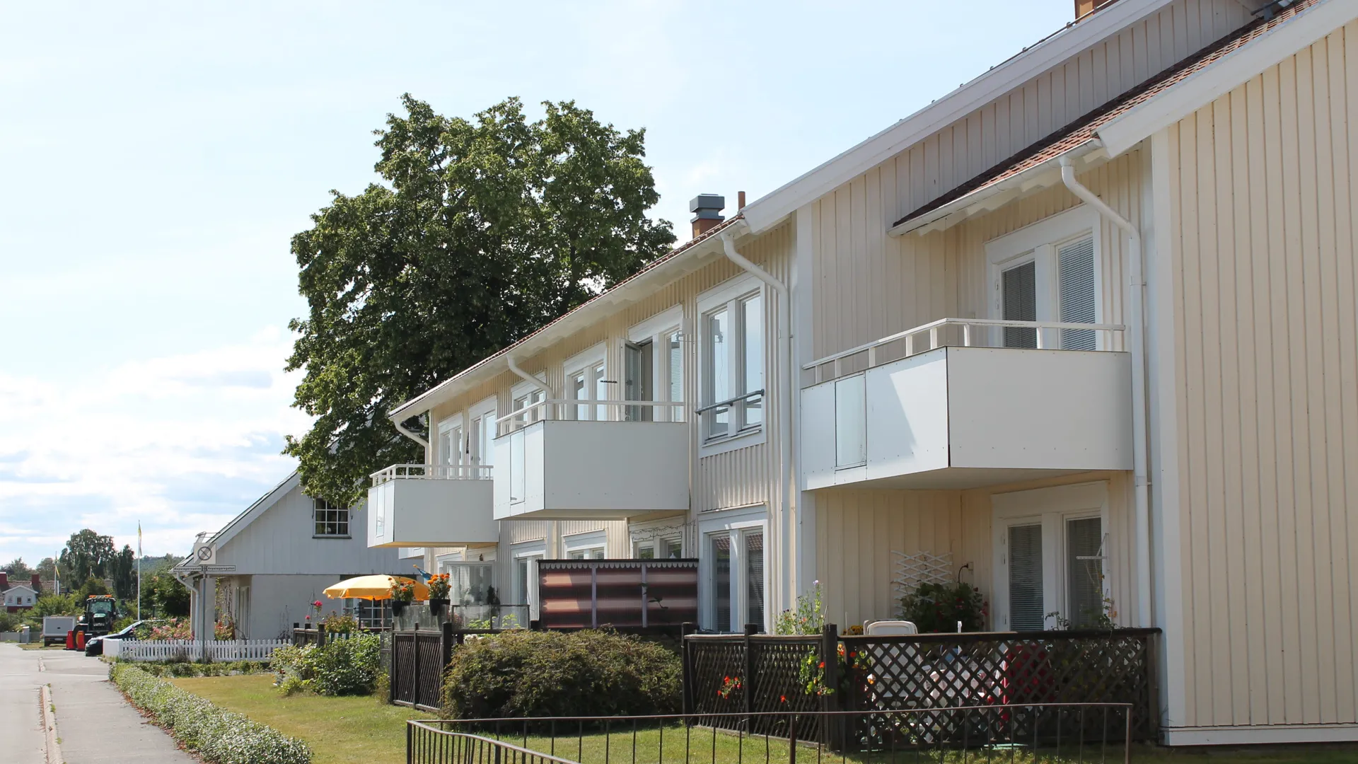 Exteriör av Repslagarn, ljus träbyggnad i två plan med balkonger och uteplatser.