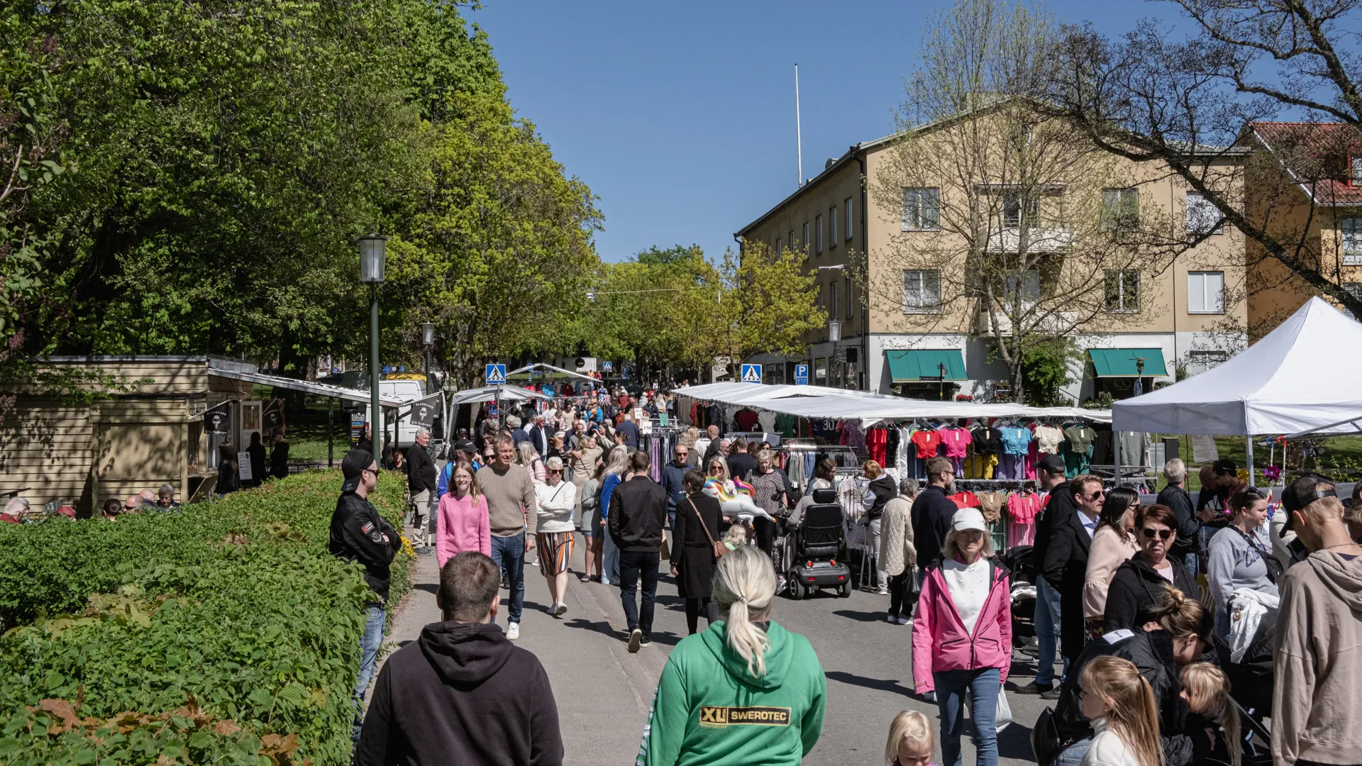Folkmyller på Hamngatan under Grönköpings marknad.