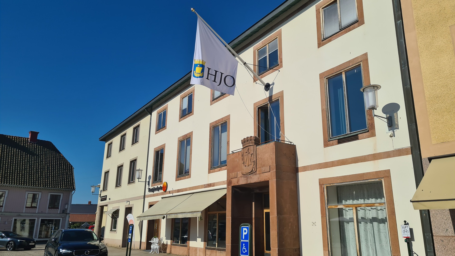 Exteriör på stadshuset i Hjo, sett från torget.