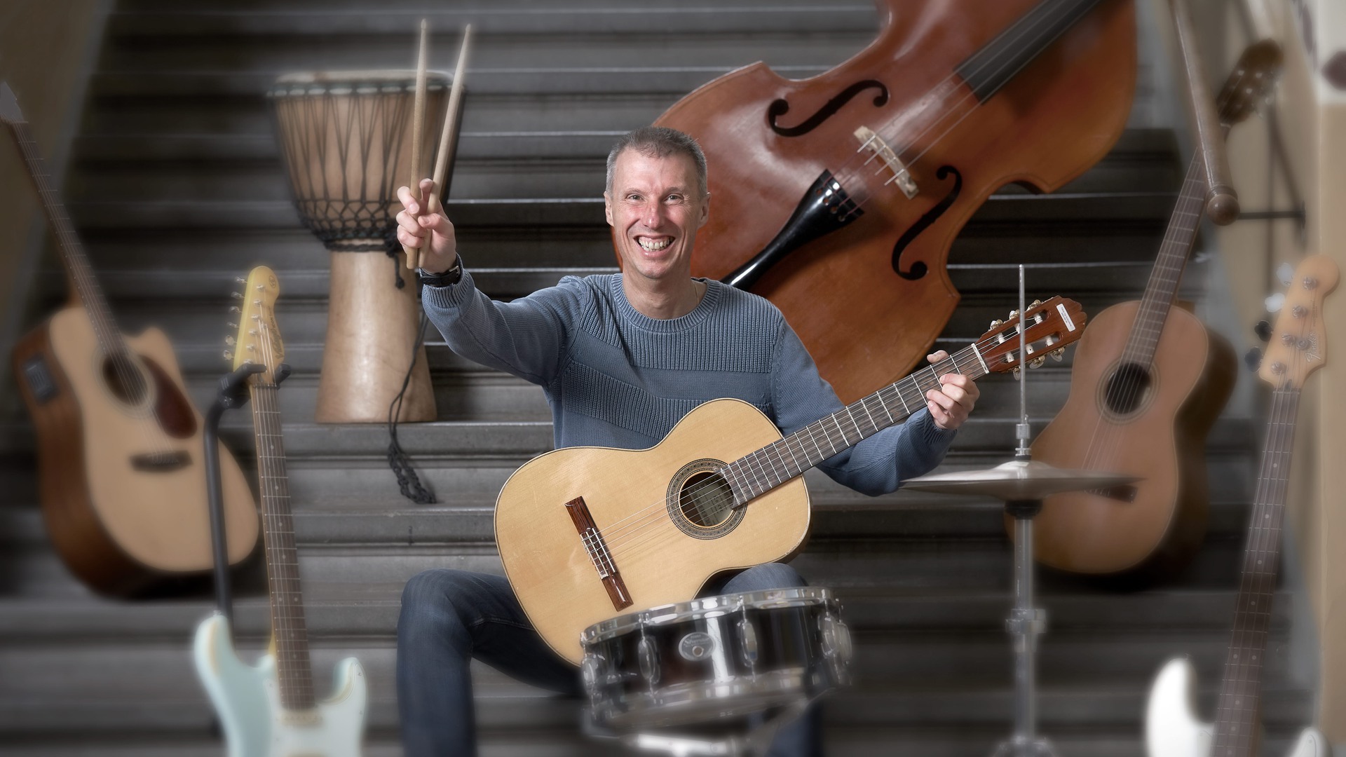 Otto Lövgren sitter i en trappa med mängder av instrument runt sig.