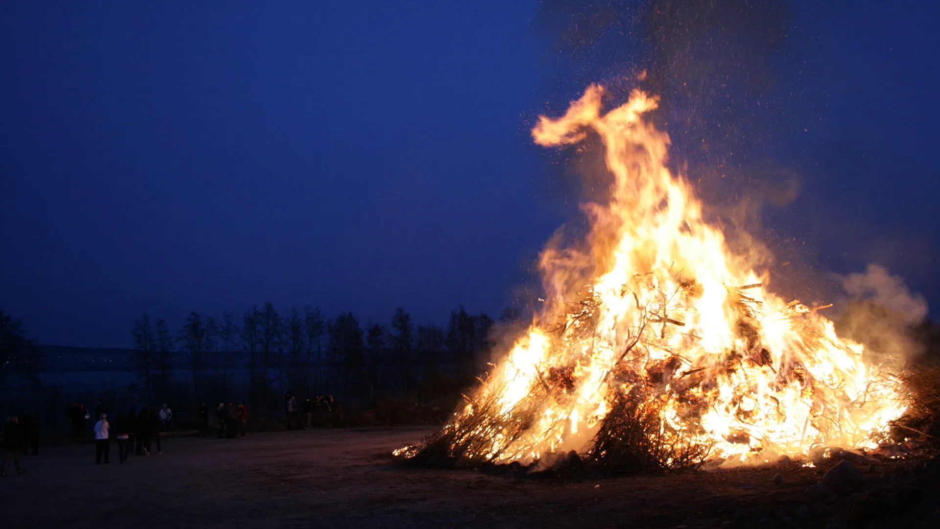 En stor valborgsbrasa.