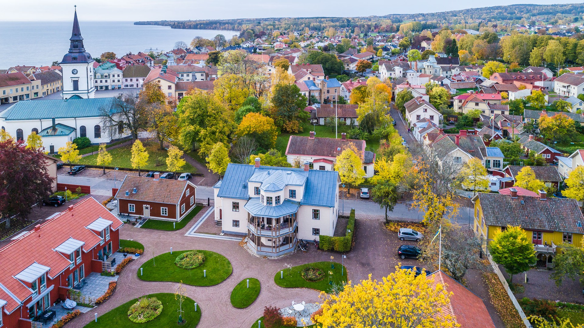 Flygbilder över Hjo med Baggstedtska gården närmst i bild. Höst.