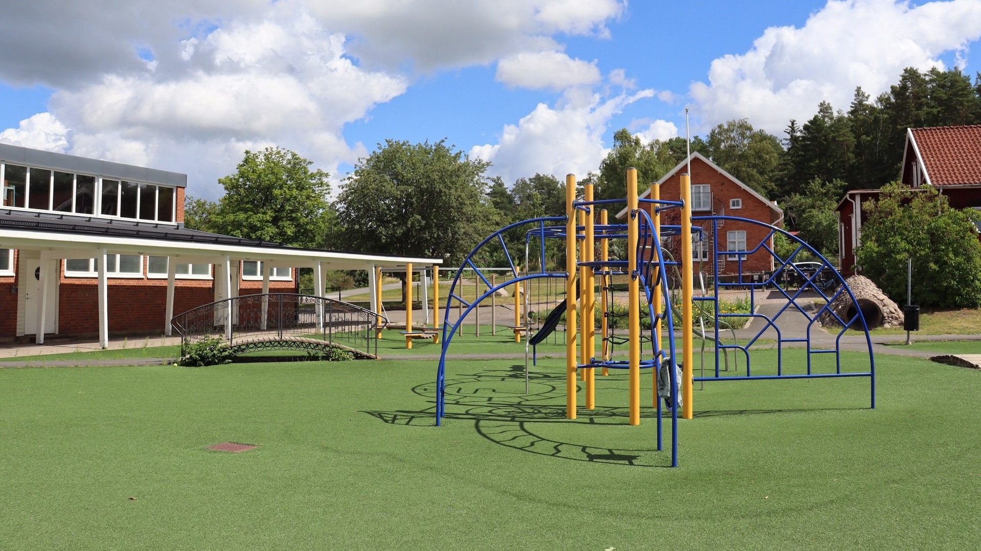 Skolgården på Korsberga skola, med en klätterställning i mitten.