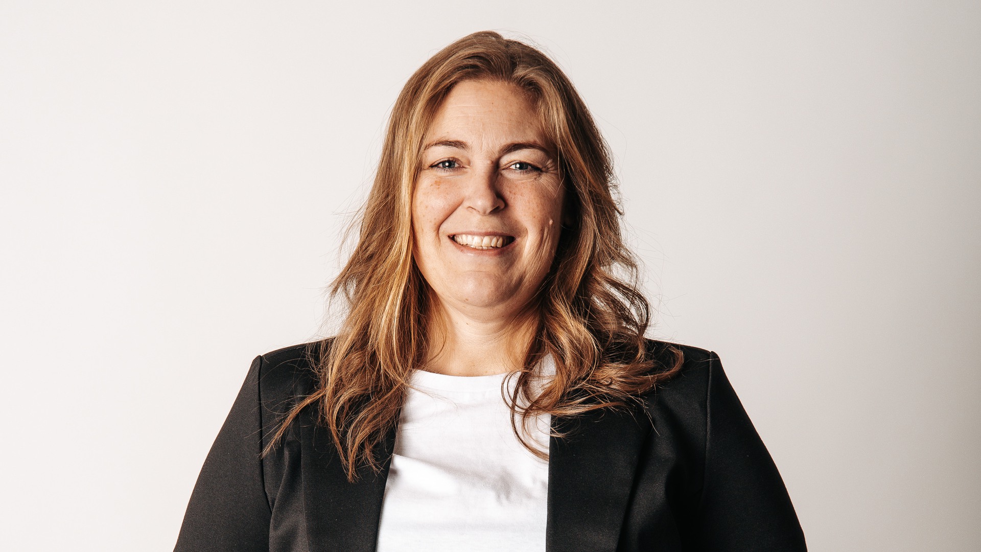 Katarina står med händerna i fickorna