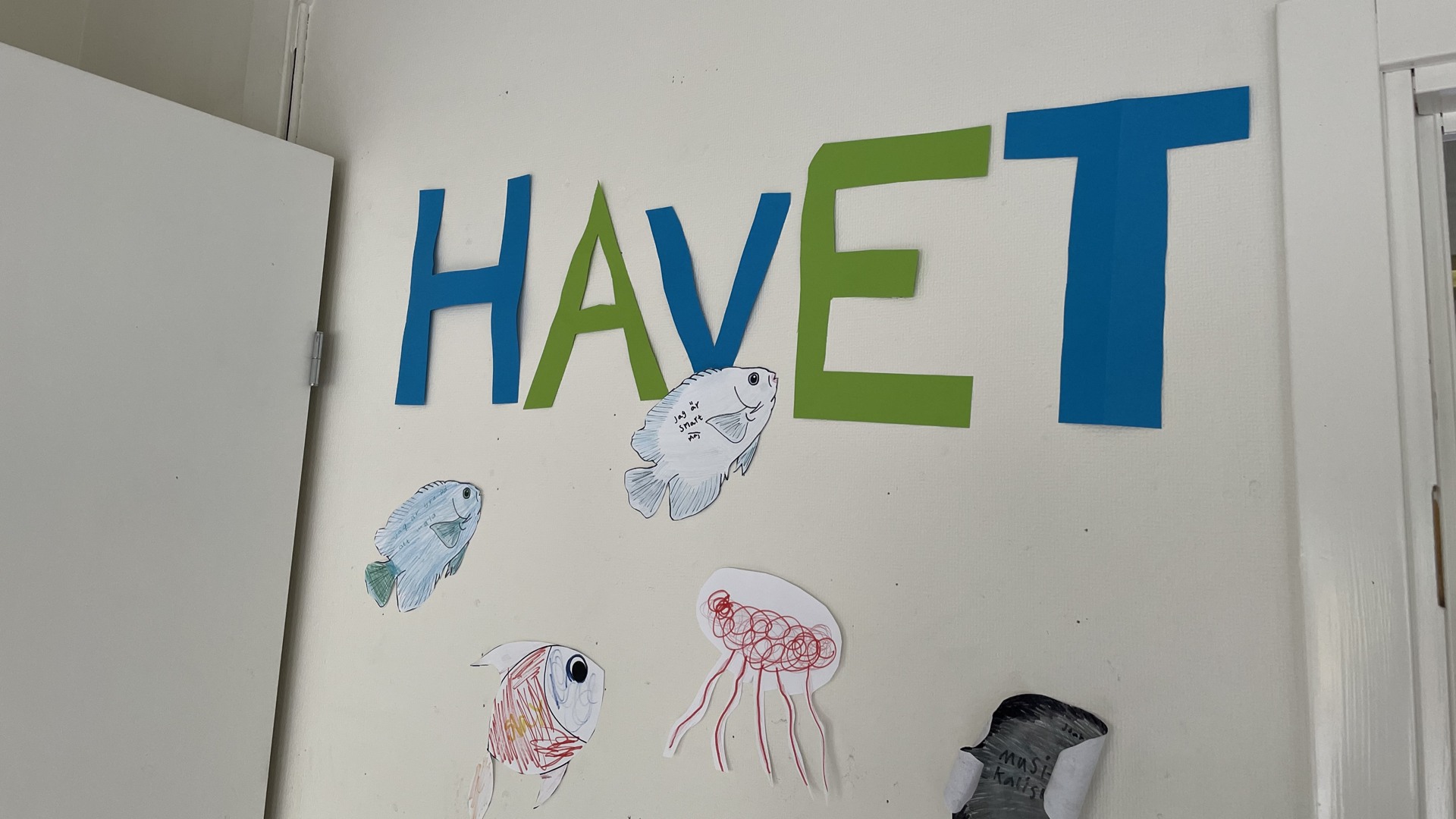 Urklippta bokstäver i olika färger som bildar ordet "havet".