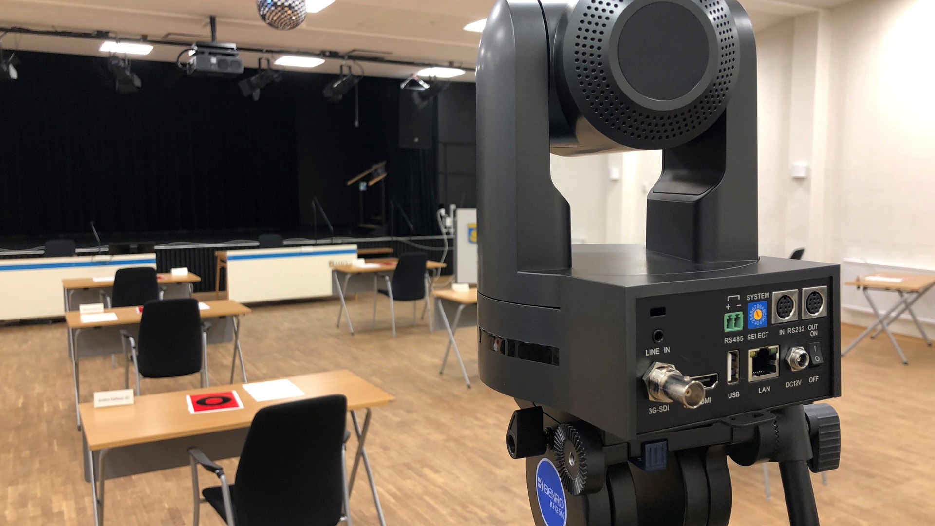 En filmkamera inne på Lilla park.