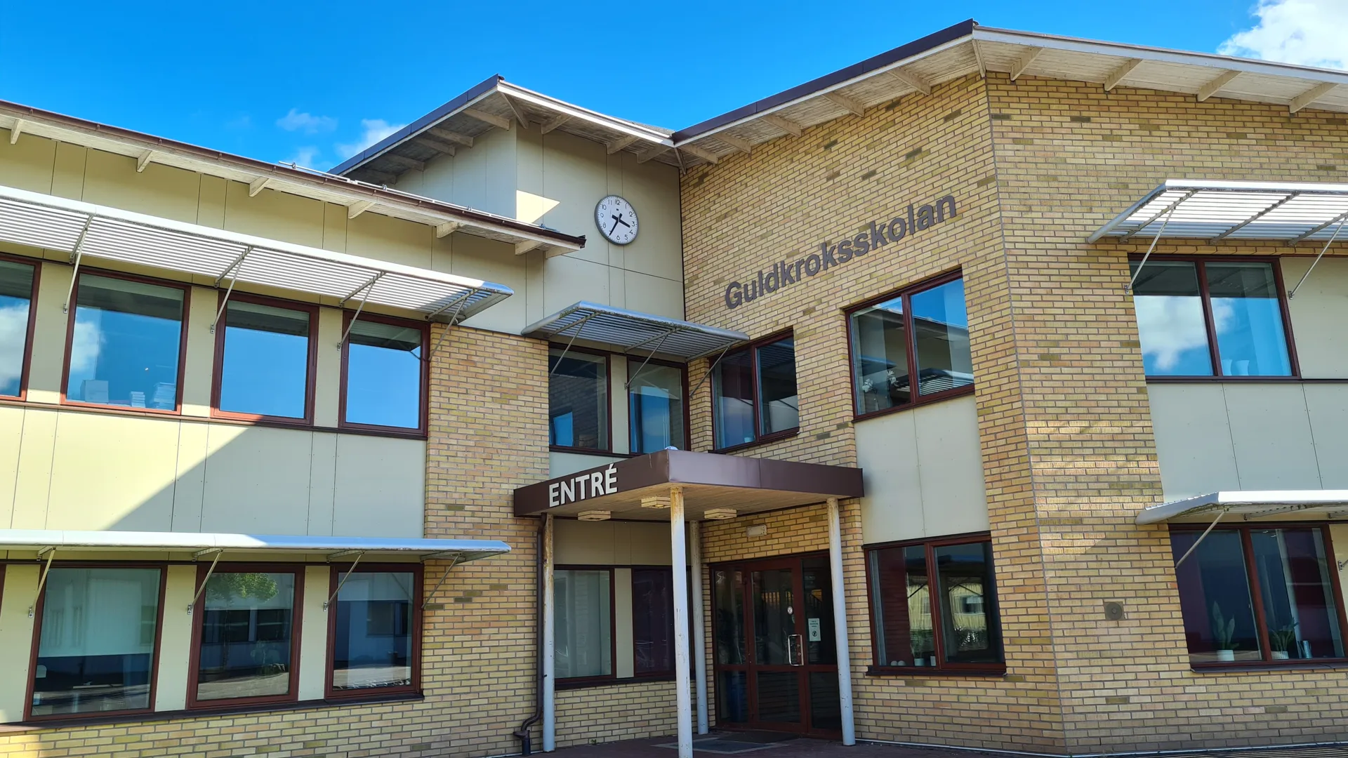 Exteriör huvudentrén f-huset på Guldkroksskolan.