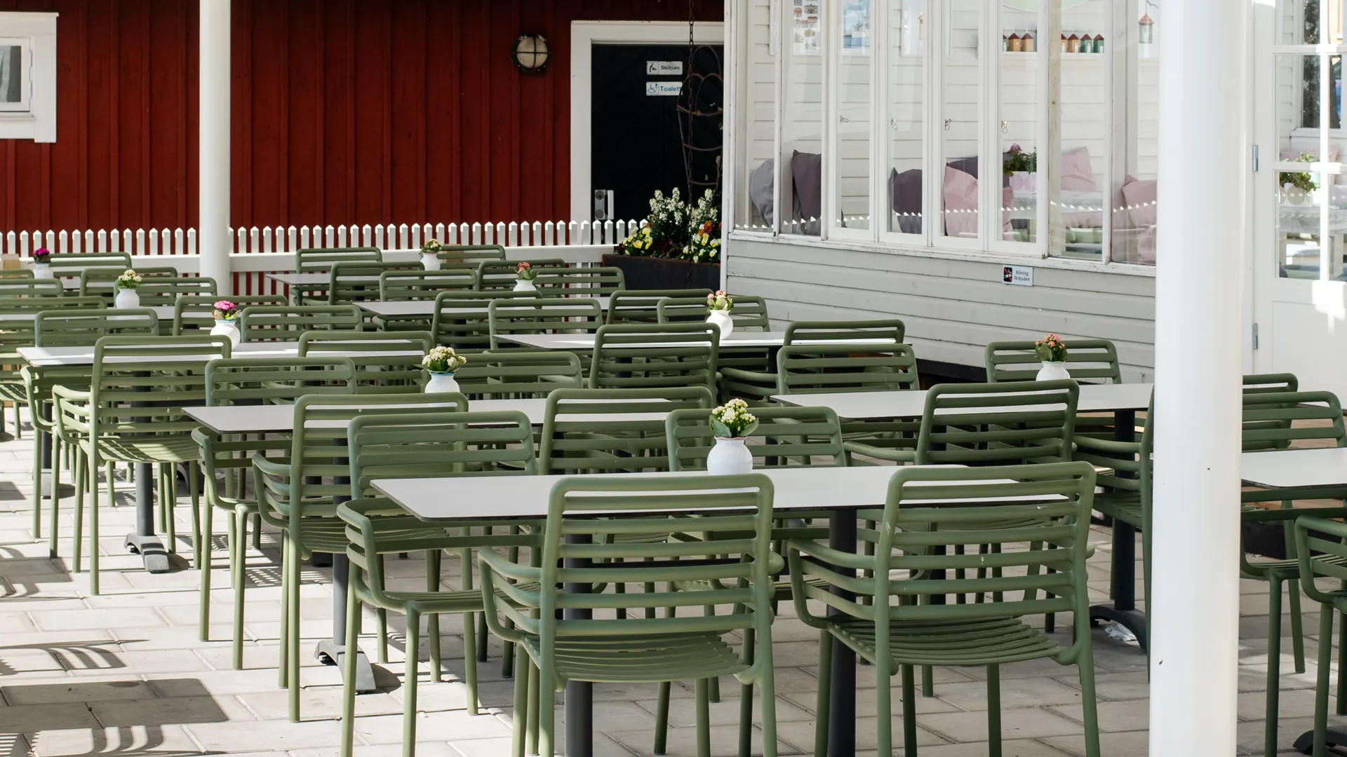 Uteserveringen på Moster Elins glasscafé. 