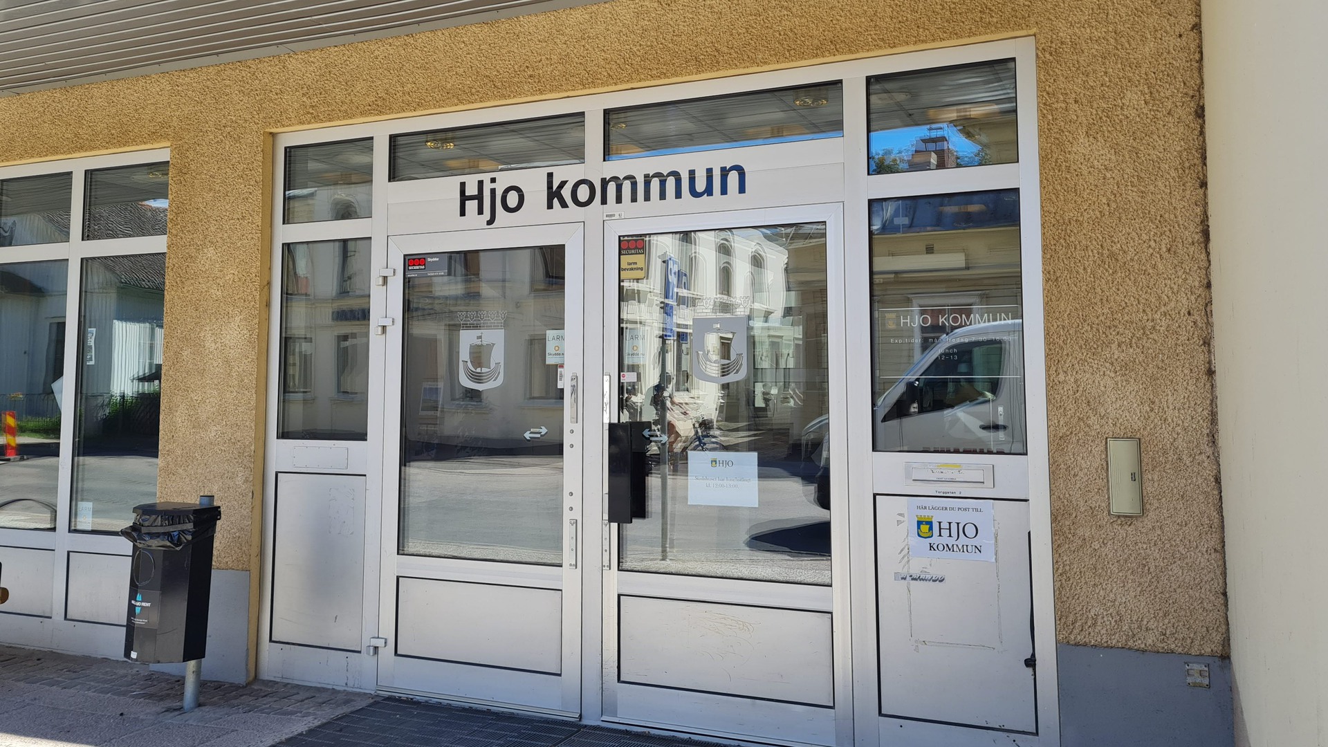 Entrédörren till Hjo kommuns stadshus.