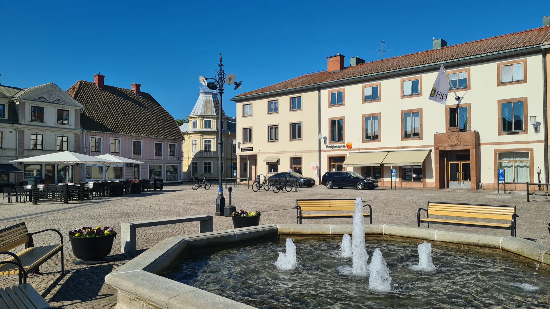 Exteriör på stadshuset i Hjo, sett från torget.