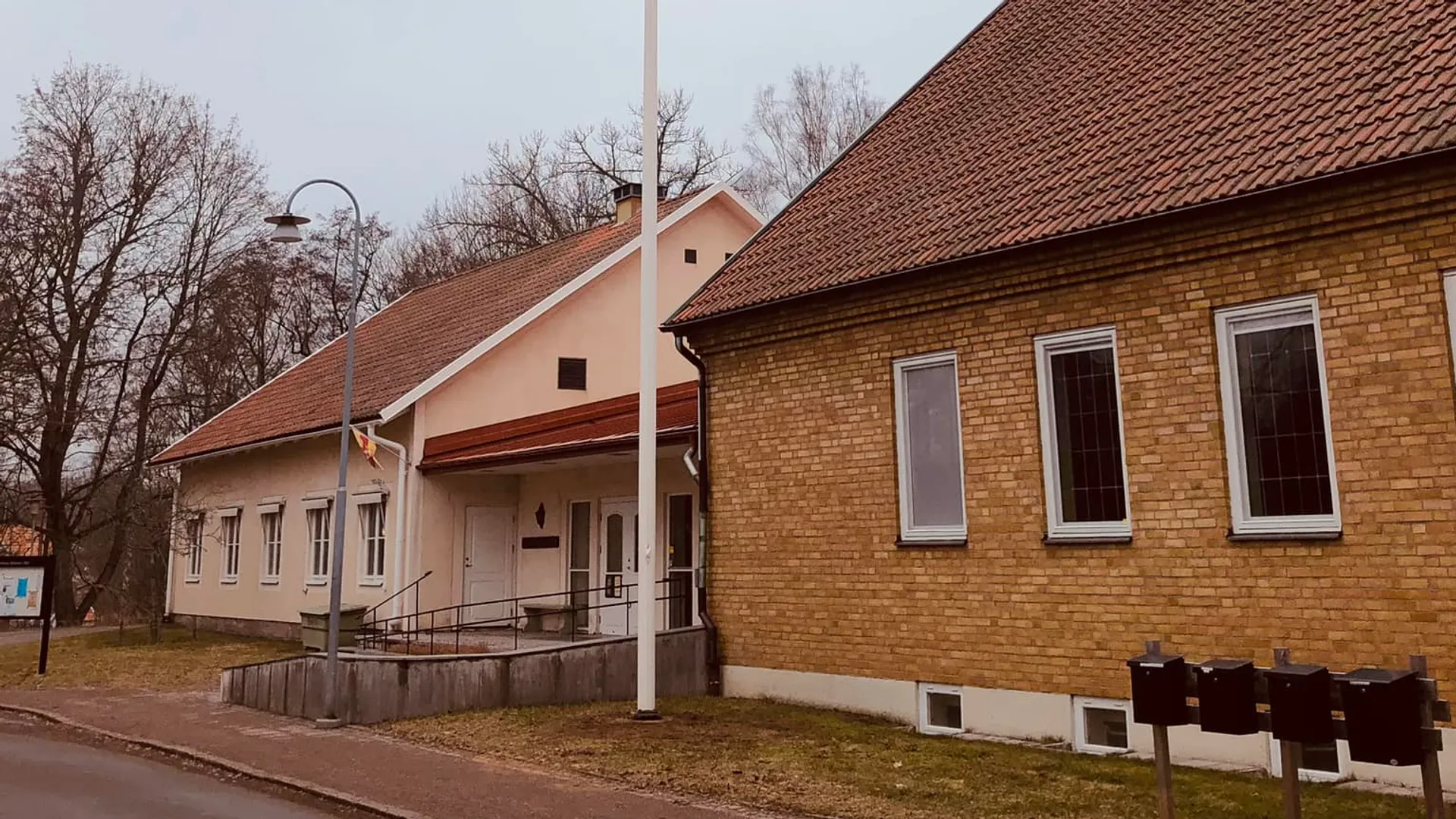 Exteriör bild på församlingshemmet  i Hjo. 