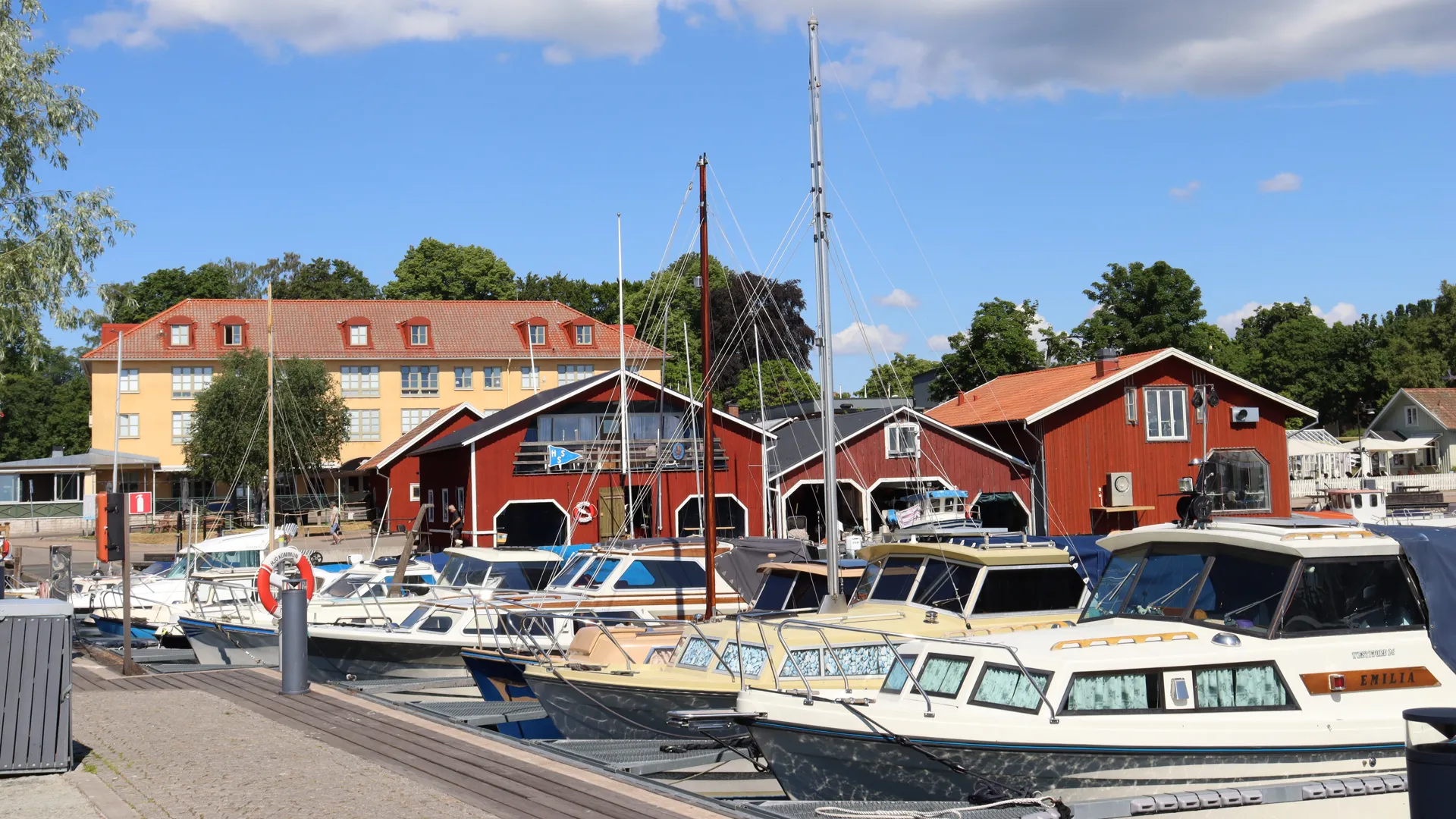 Bild på hamnbodarna och båtar, tagen från Södra piren.