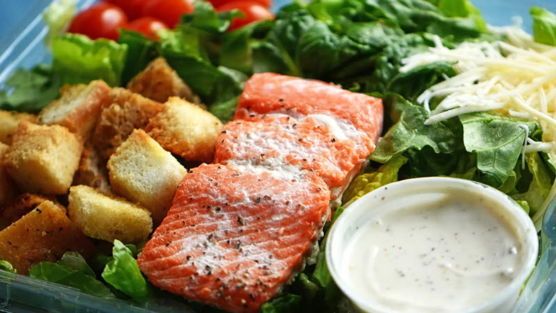 En låda med laxsallad.