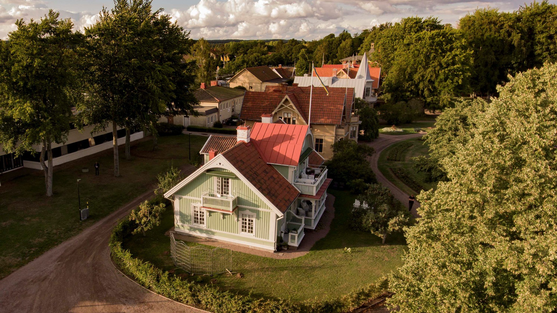 Flygbild på trävillor i kvällssol.