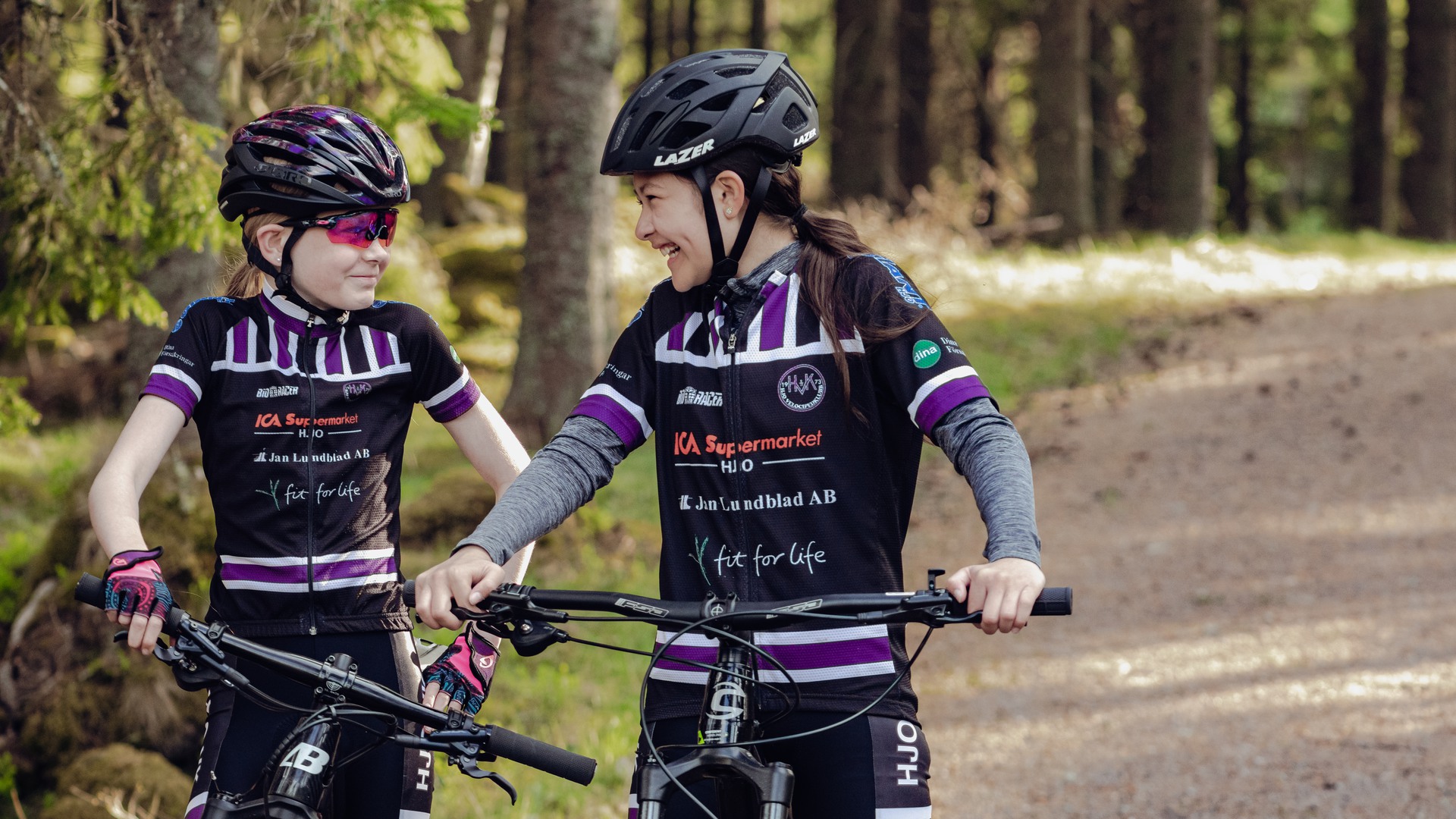 Två barn cyklar mountainbike i Högaliden.