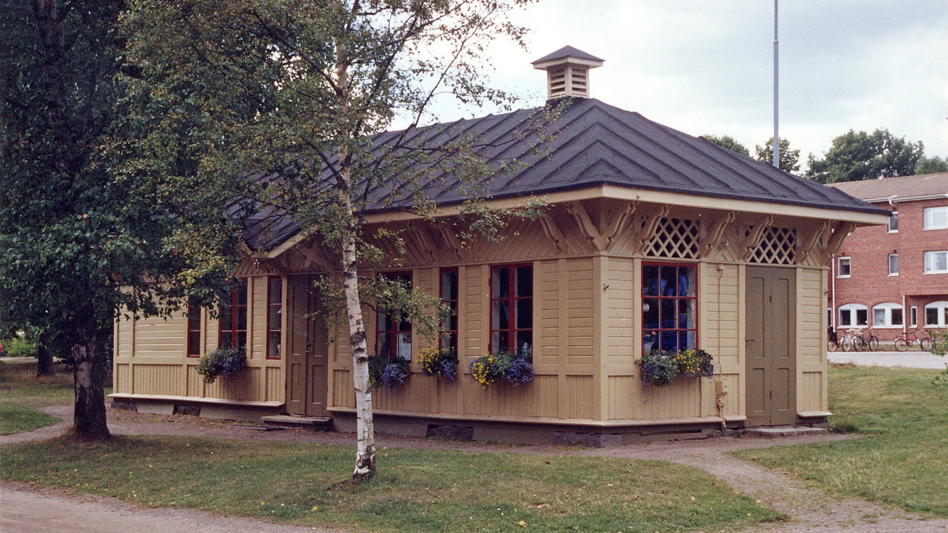 Uthuset i utkanten av stadsparken.
